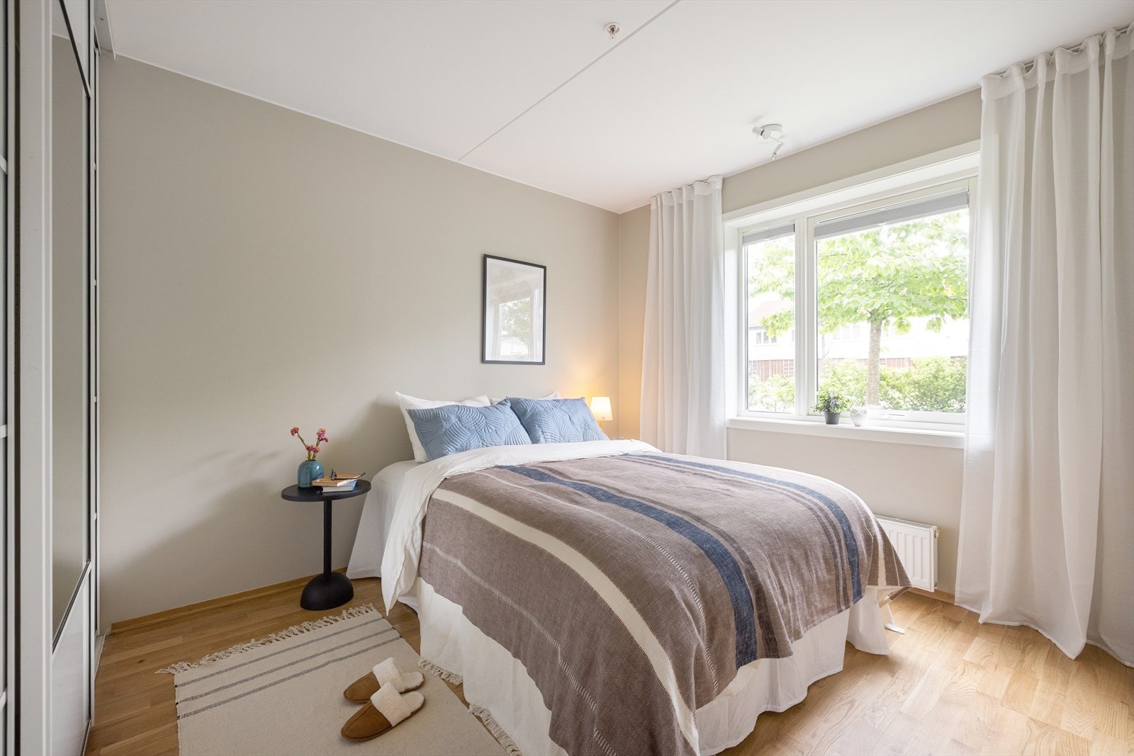 - Hovedsoverommet er av god størrelse med plass til blant annet dobbeltseng og nattbord - Galleribilde