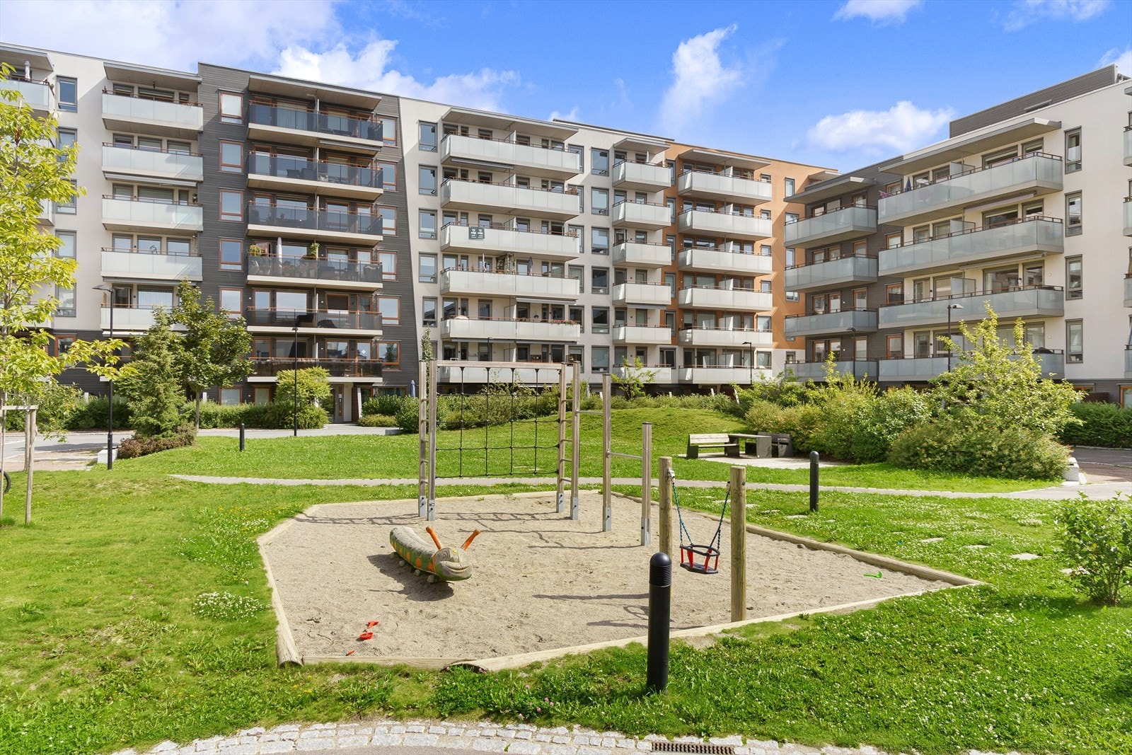 - Boligblokkens fasade med store og åpne friluftsområder. Samt har sameiet pent opparbeidet uteområder som passer både store og små - Galleribilde