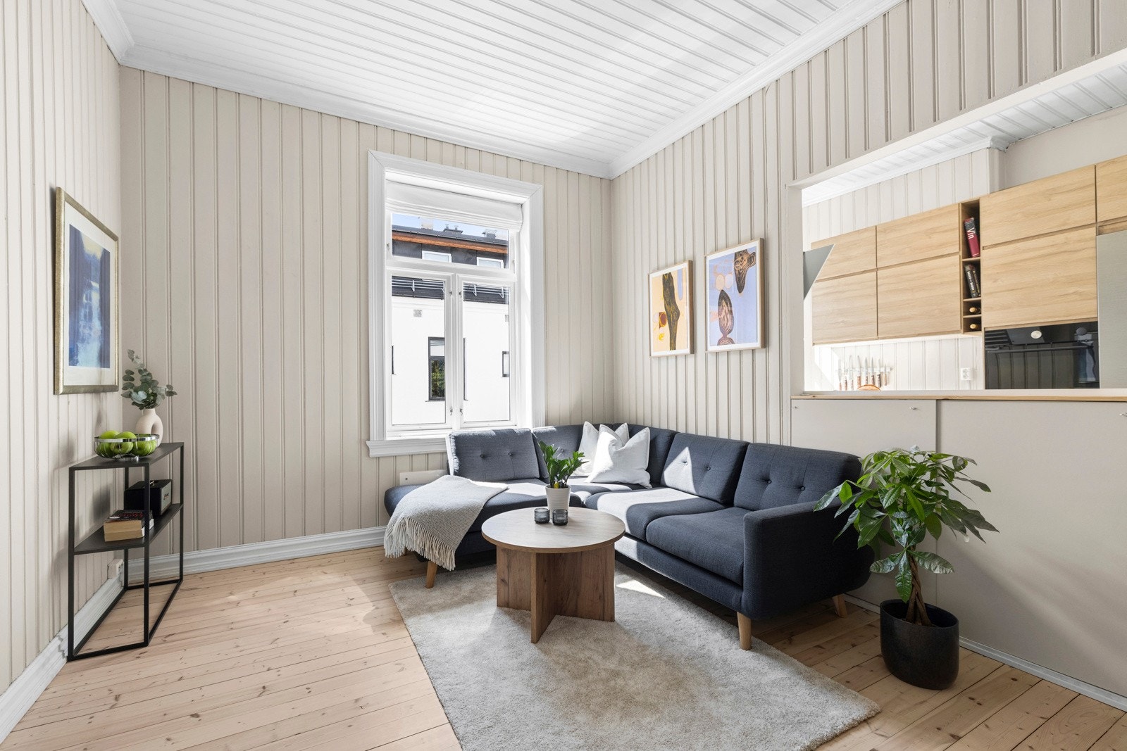 Stuen har en åpen og fleksibel planløsning som gir deg mange innredningsmuligheter. Her kan du enkelt skape både en sofakrok og en spisestuesone. Galleribilde