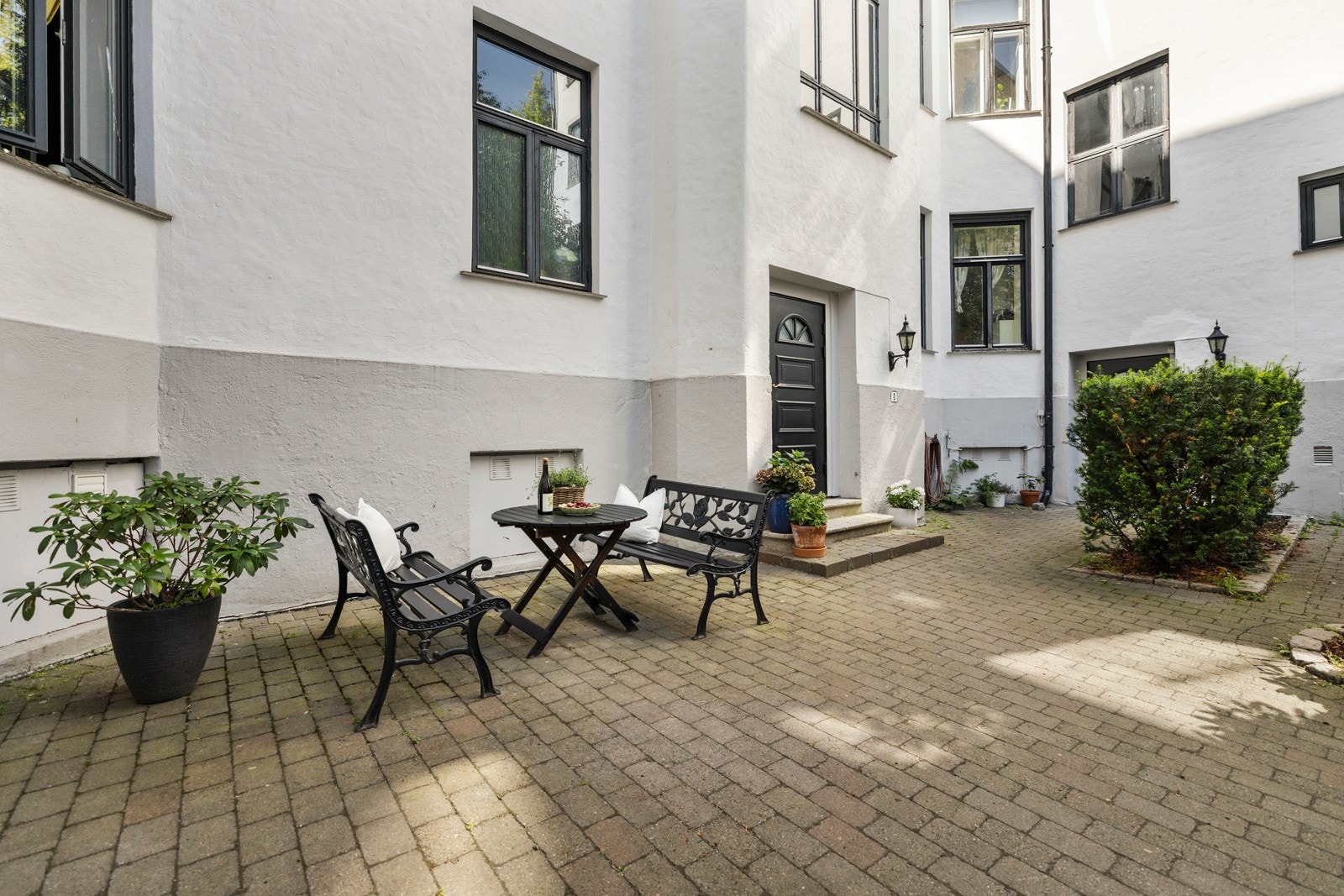 Sameiet har hyggelige fellesareal i bakgården med sittegrupper og beplantning. Galleribilde