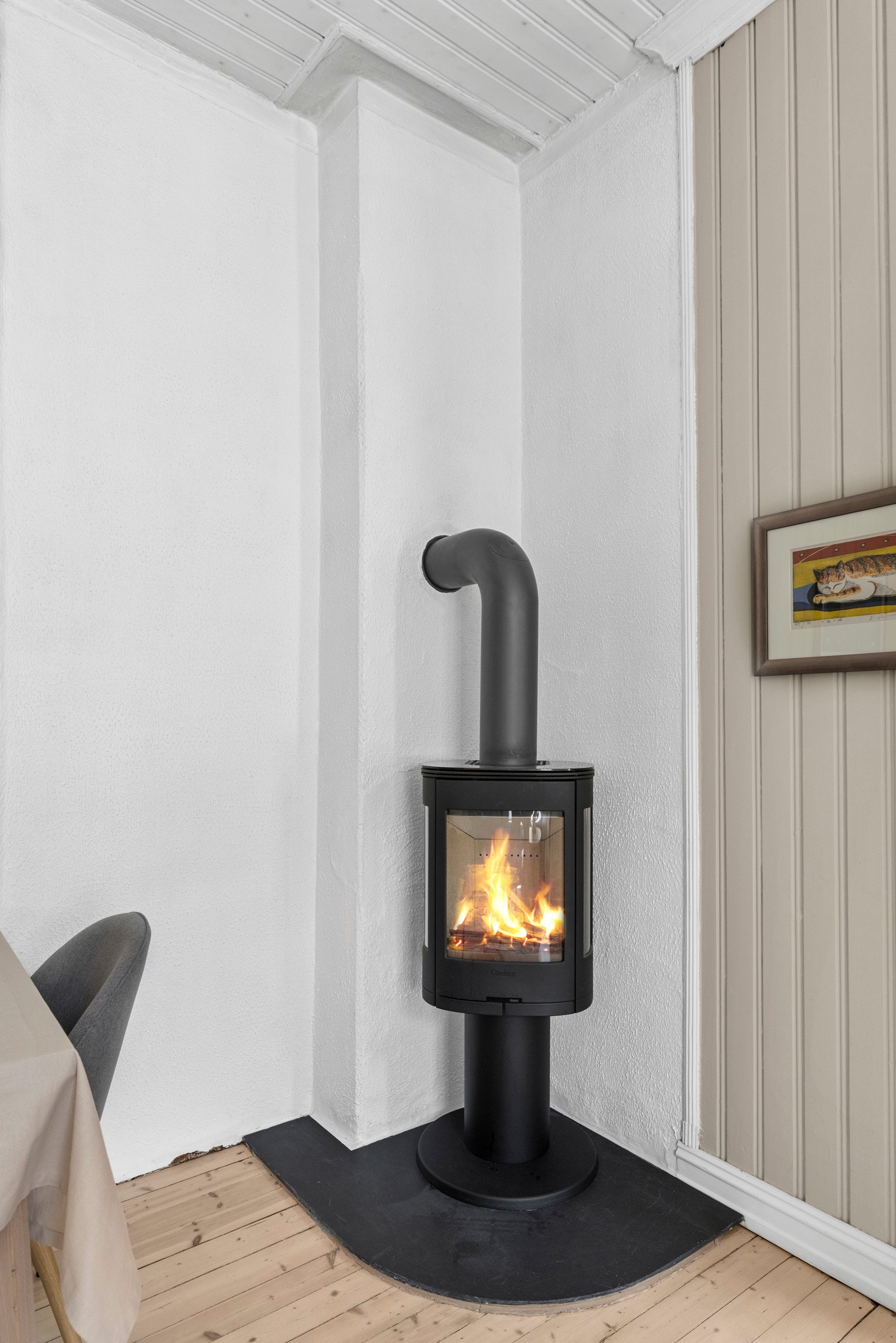 Leiligheten har hyggelig vedovn i stuen. Pipeløpene ble rehabilitert i 2013. Galleribilde