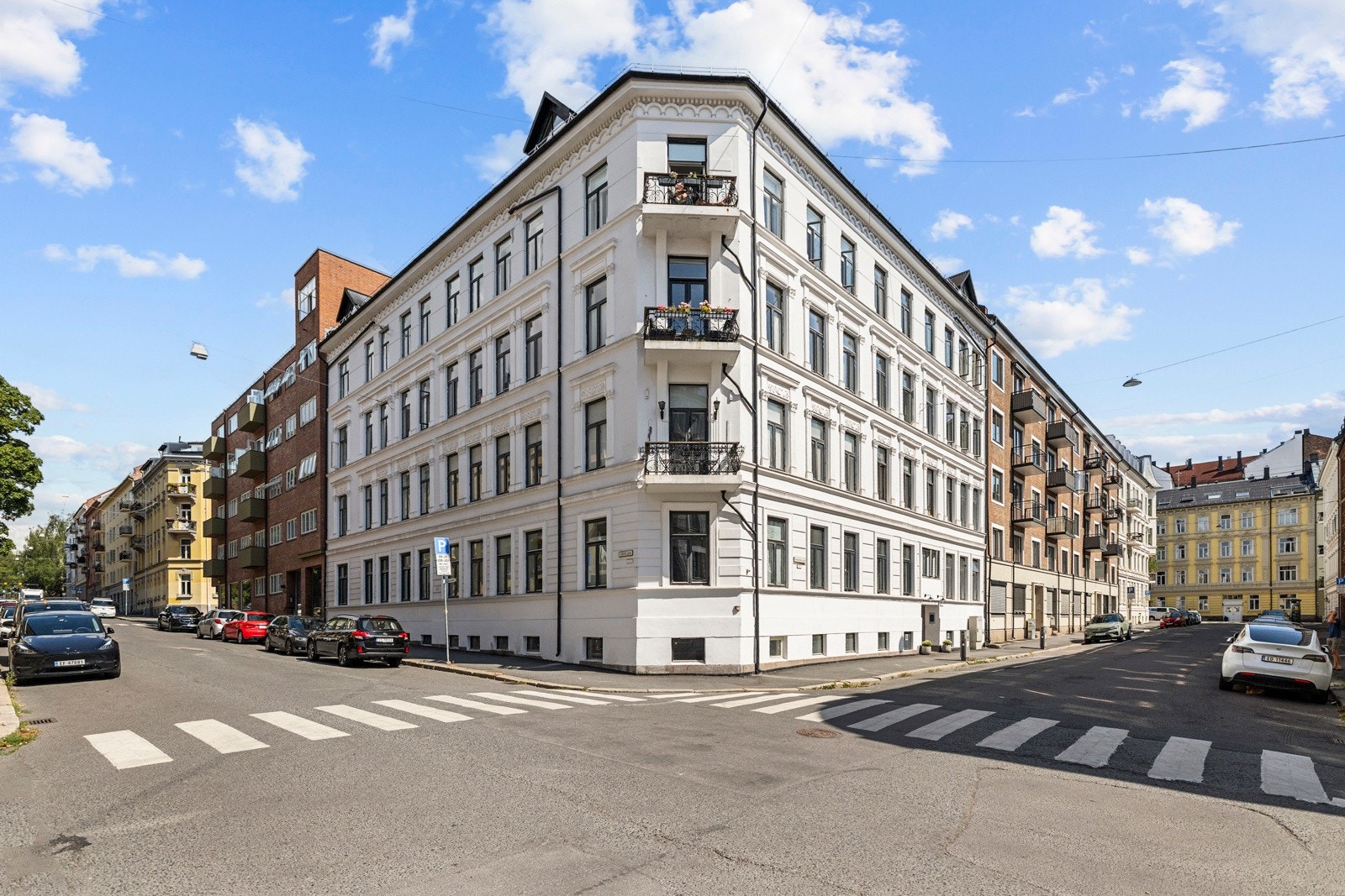 En lys selveierleilighet i 4.etasje beliggende på Bislett / St.Hanshaugen. Her bor du sentralt, i omgivelser med alt av service og rekreasjonstilbud i umiddelbar nærhet. Galleribilde