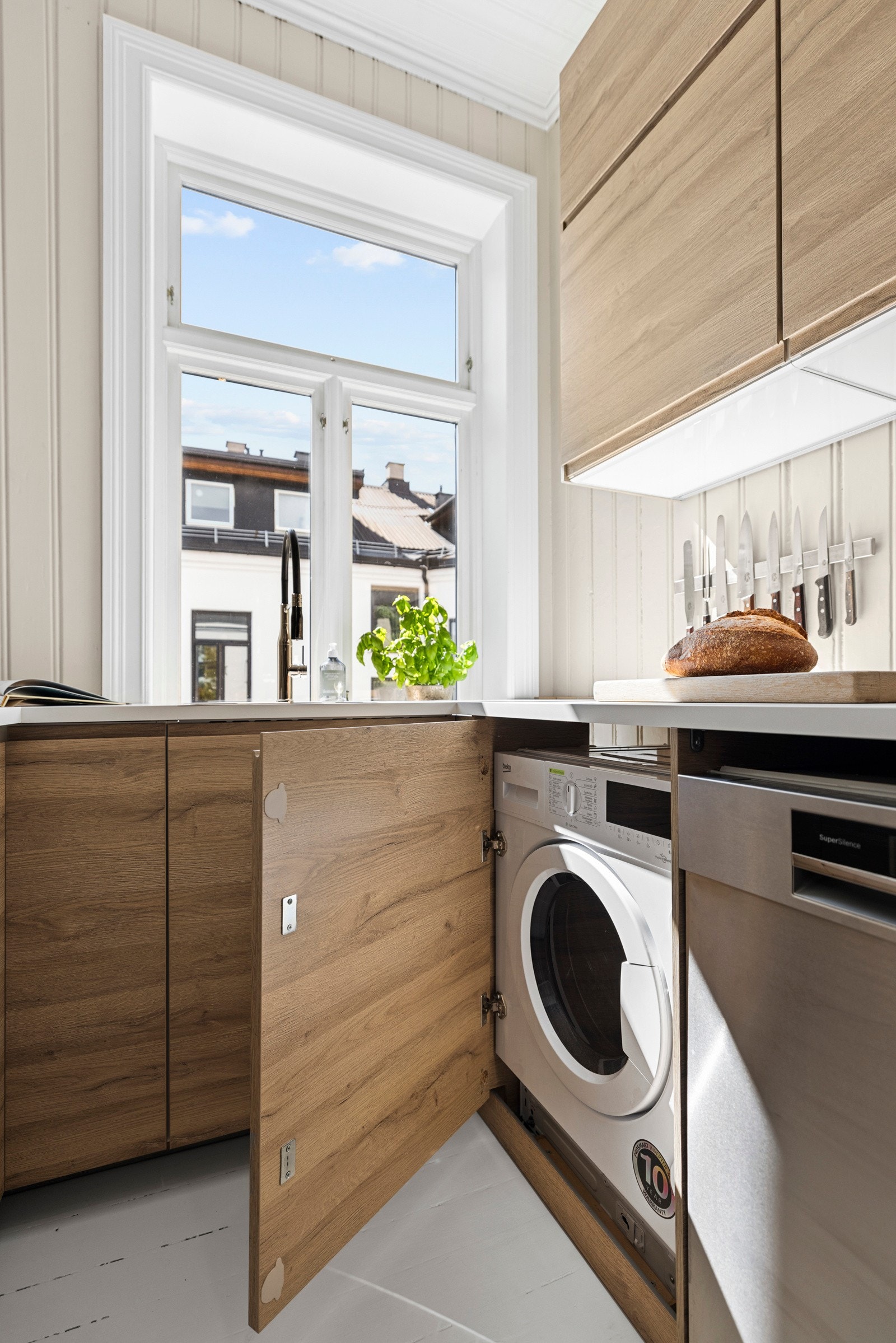 Praktisk vaskemulighet på kjøkkenet. Det medfølger kombinert vask/tørk-maskin. Galleribilde