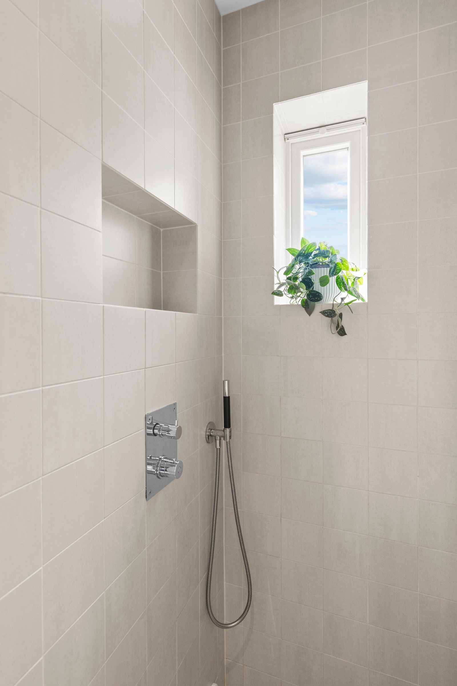 Praktisk dusjnisje i dusjen. Galleribilde