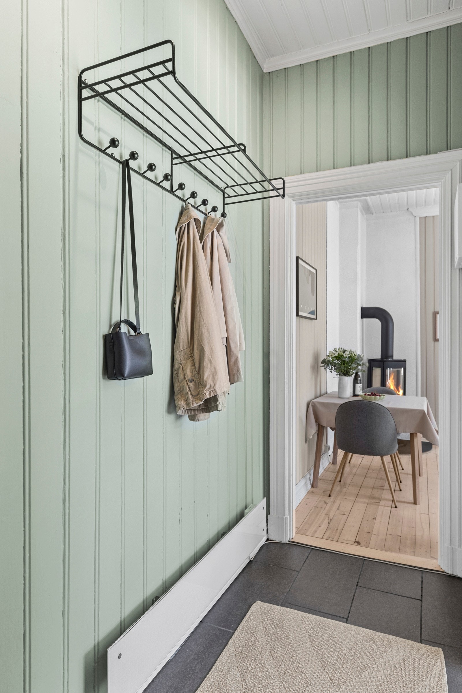 Inngangspartiet har fliser på gulv og lyse vegger, som gir et godt førsteinntrykk av leiligheten. I tilknytning entréen er det plass til oppheng for yttertøy og sko. Galleribilde