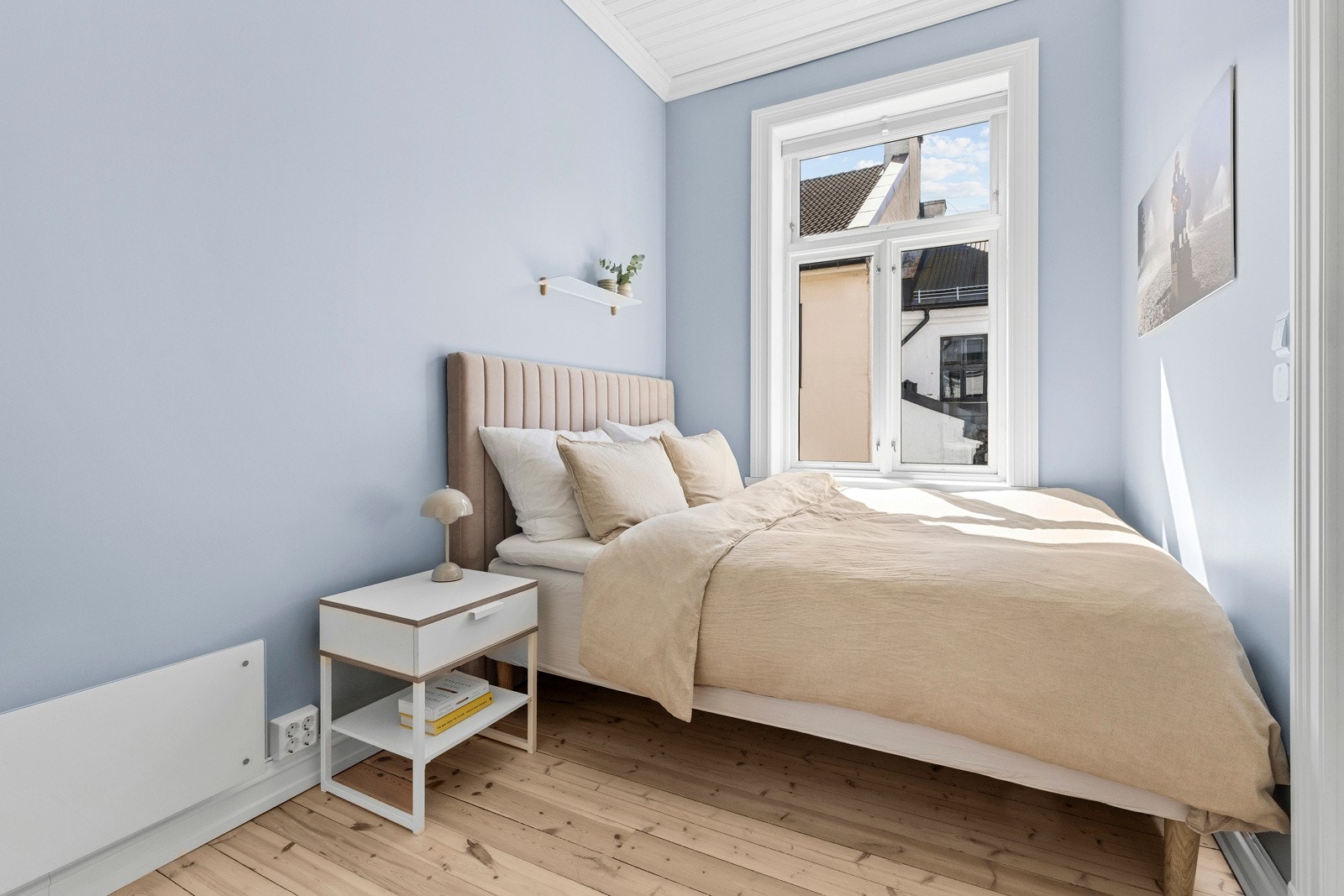 Soverommet er lyst og luftig, med store vindusflater som gir godt dagslys gjennom hele dagen. Rommet har en god størrelse som gir fleksibilitet til både dobbeltseng og oppbevaringsmøbler. Galleribilde