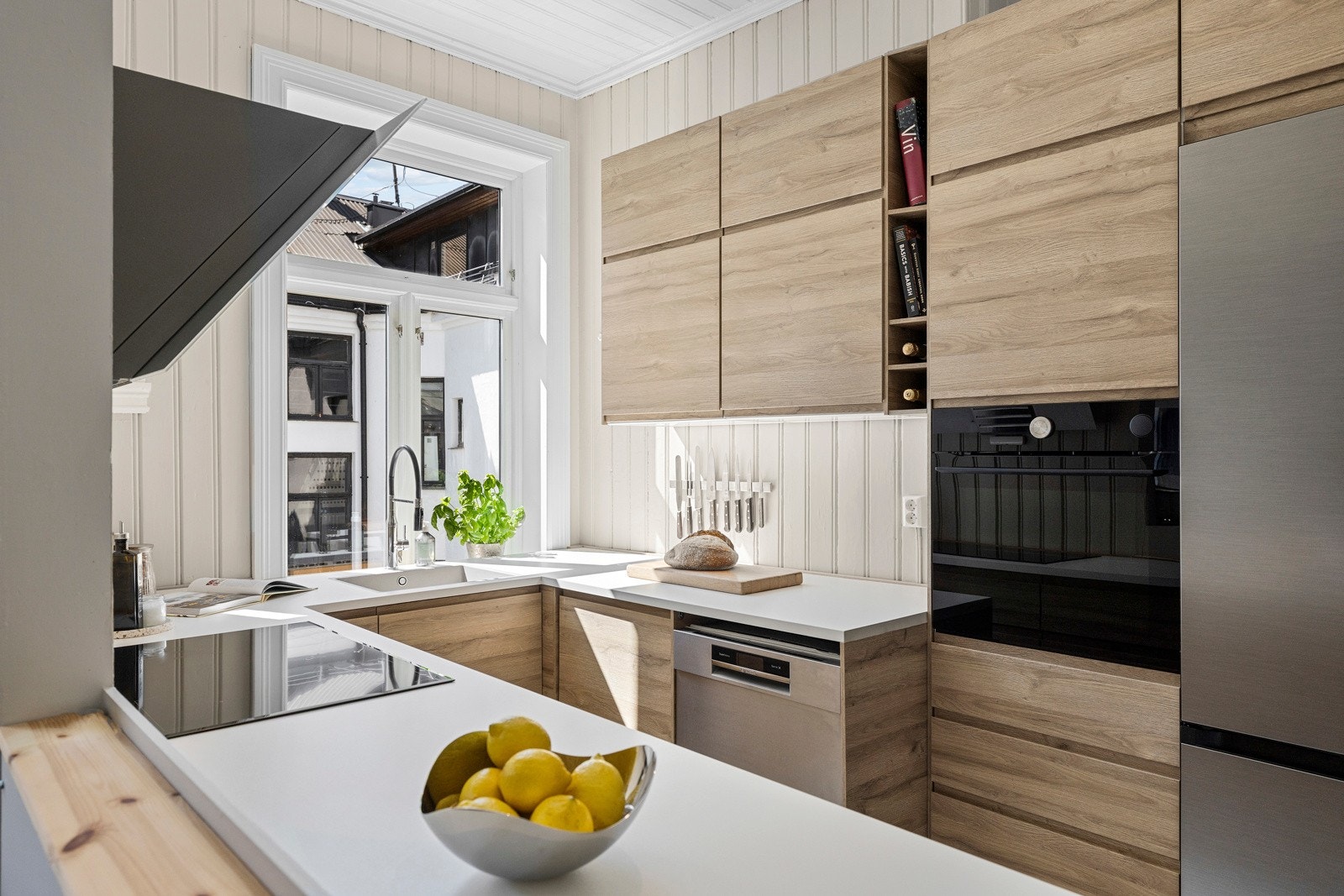 Hvitevarene er delvis integrerte og inkluderer kjøl/fryseskap, oppvaskmaskin, platetopp og stekeovn, noe som gir en praktisk og effektiv løsning. Galleribilde