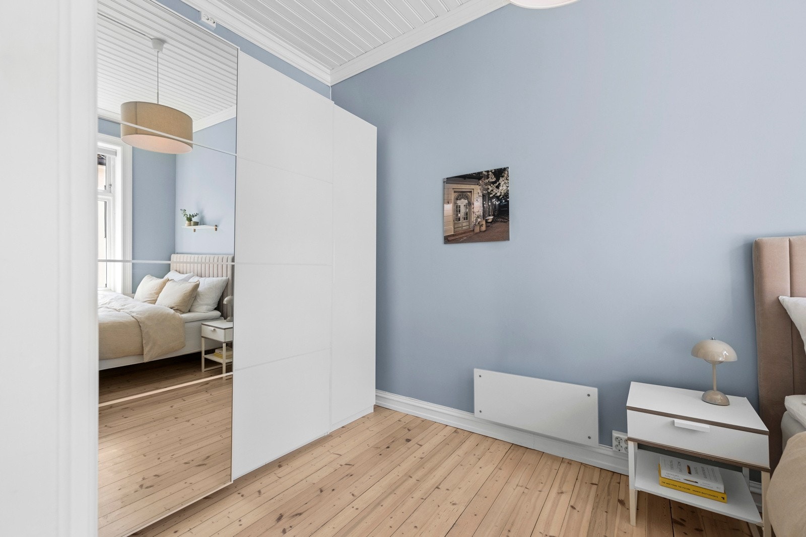 Vegger og gulv har en nøytral utførelse, som gir et tidløst preg og gjør det lett å tilpasse rommet etter egen stil. Galleribilde