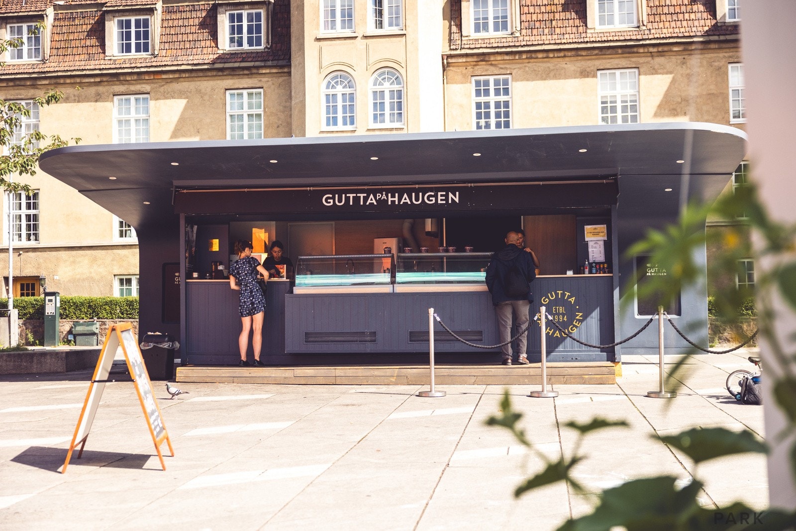 På St. Hanshaugen er det også mange bakerier som Pascal og Baker Hansen og spesialbutikker som Gutta på Haugen og Haugen Torg. Galleribilde