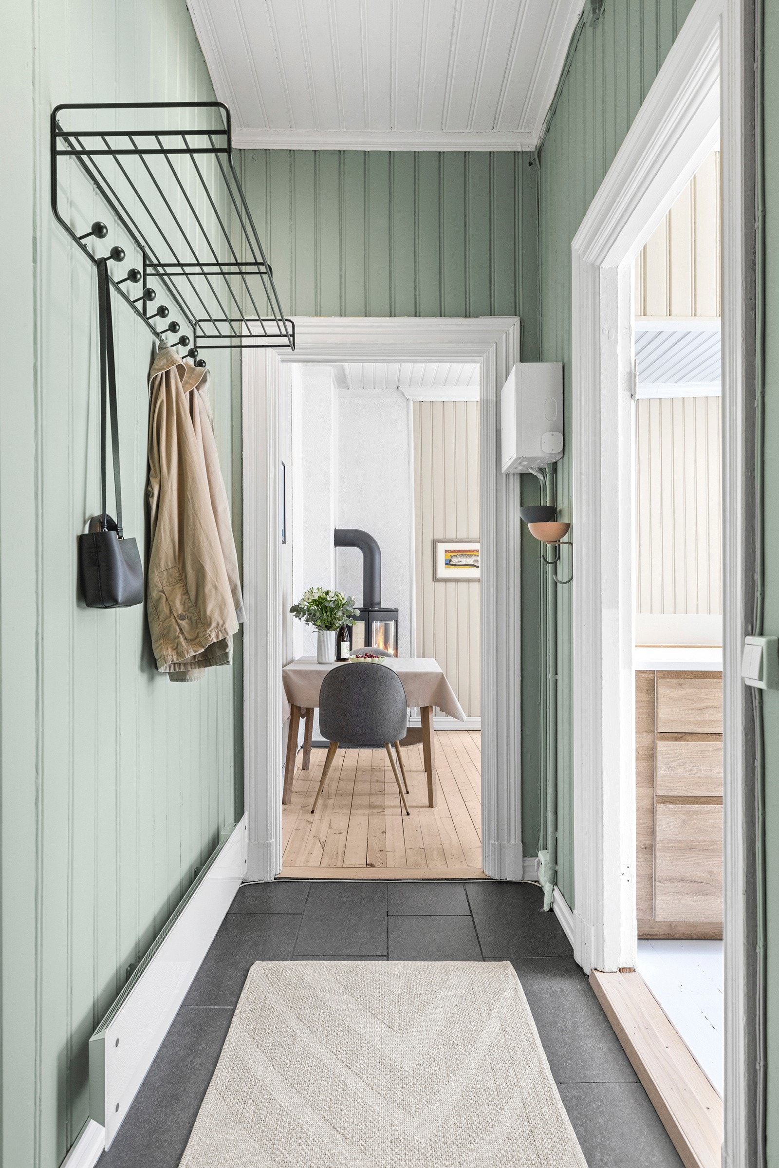 Fra entréen er det direkte ankomst til både stue, kjøkken og bad. Galleribilde