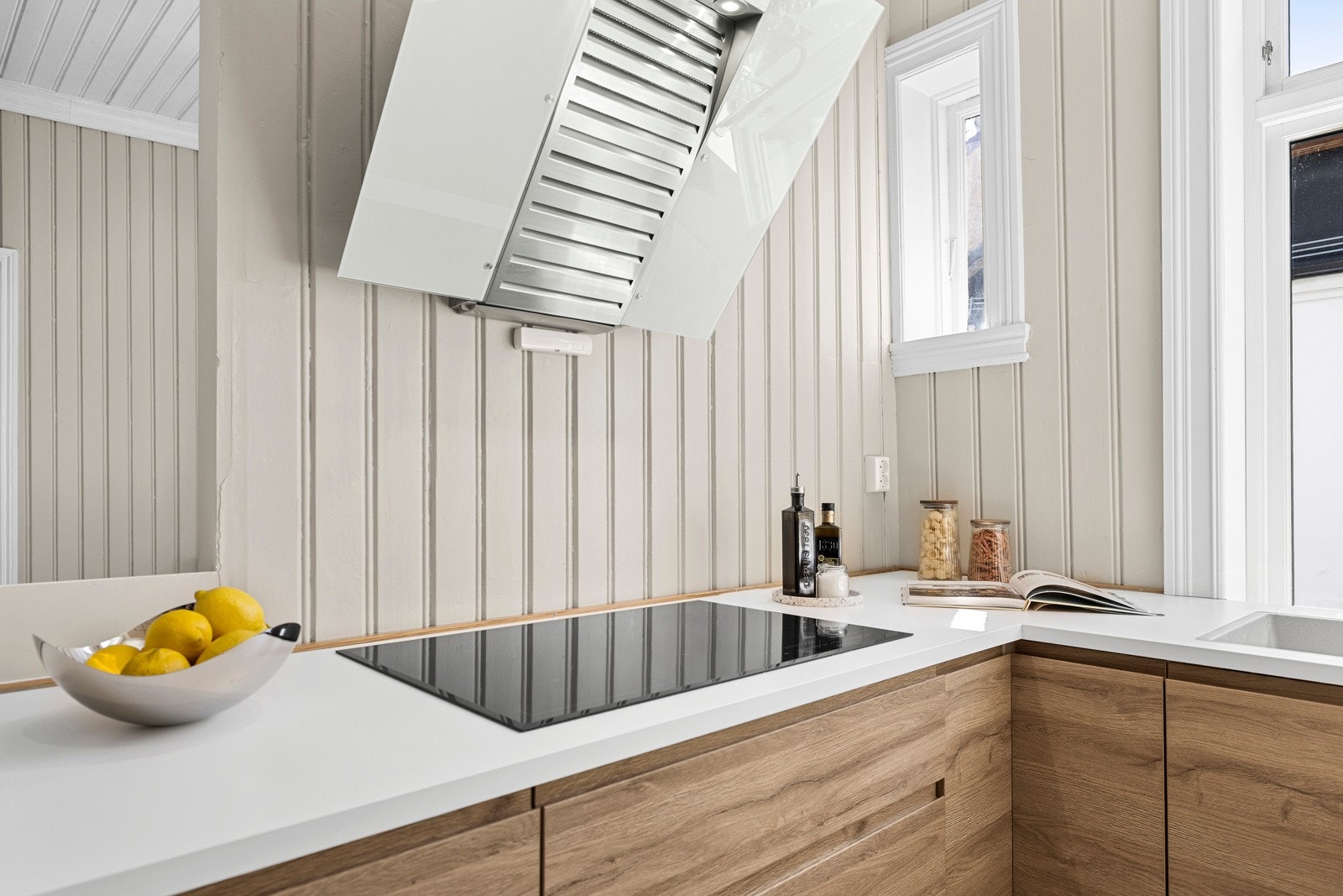 Skap- og benkeplass er godt utnyttet, og rommet har en kullfilterventilator i stål for avtrekk. Galleribilde