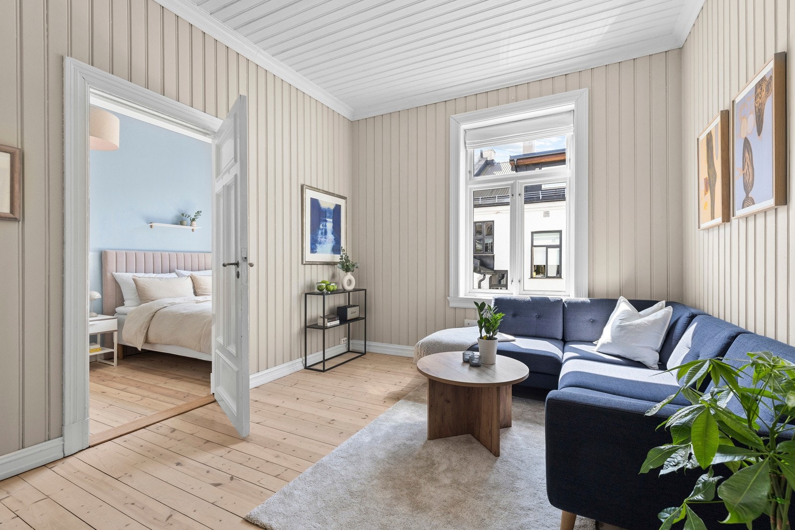 Fra stuen kommer det direkte utgang til balkongen, som i sommerhalvåret fungerer som en naturlig forlengelse av oppholdsrommet Galleribilde