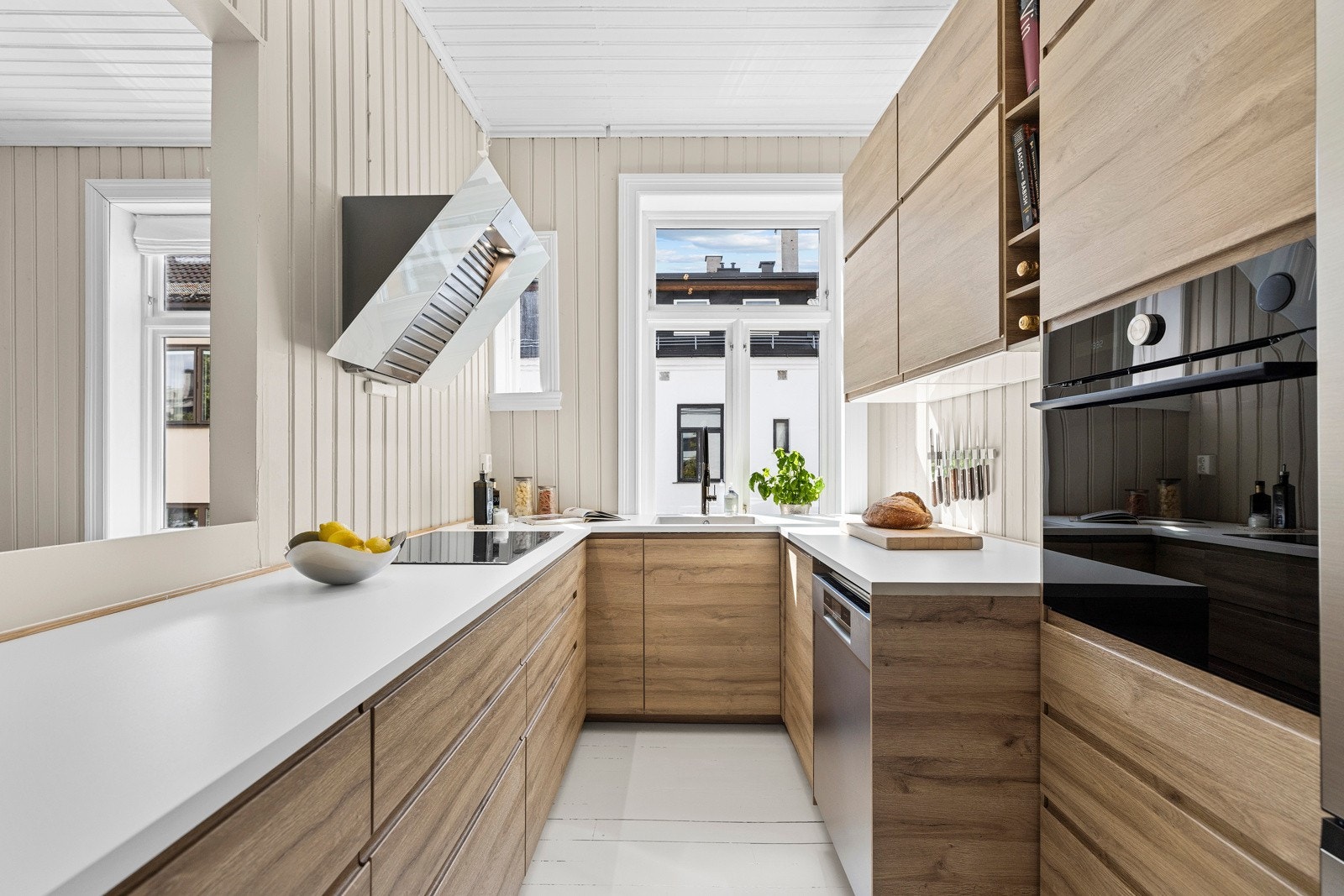 Leiligheten har et pent kjøkken fra 2023. Kjøkkenet har en funksjonell løsning med glatte fronter og laminat benkeplate som gir gode arbeidsflater. Galleribilde