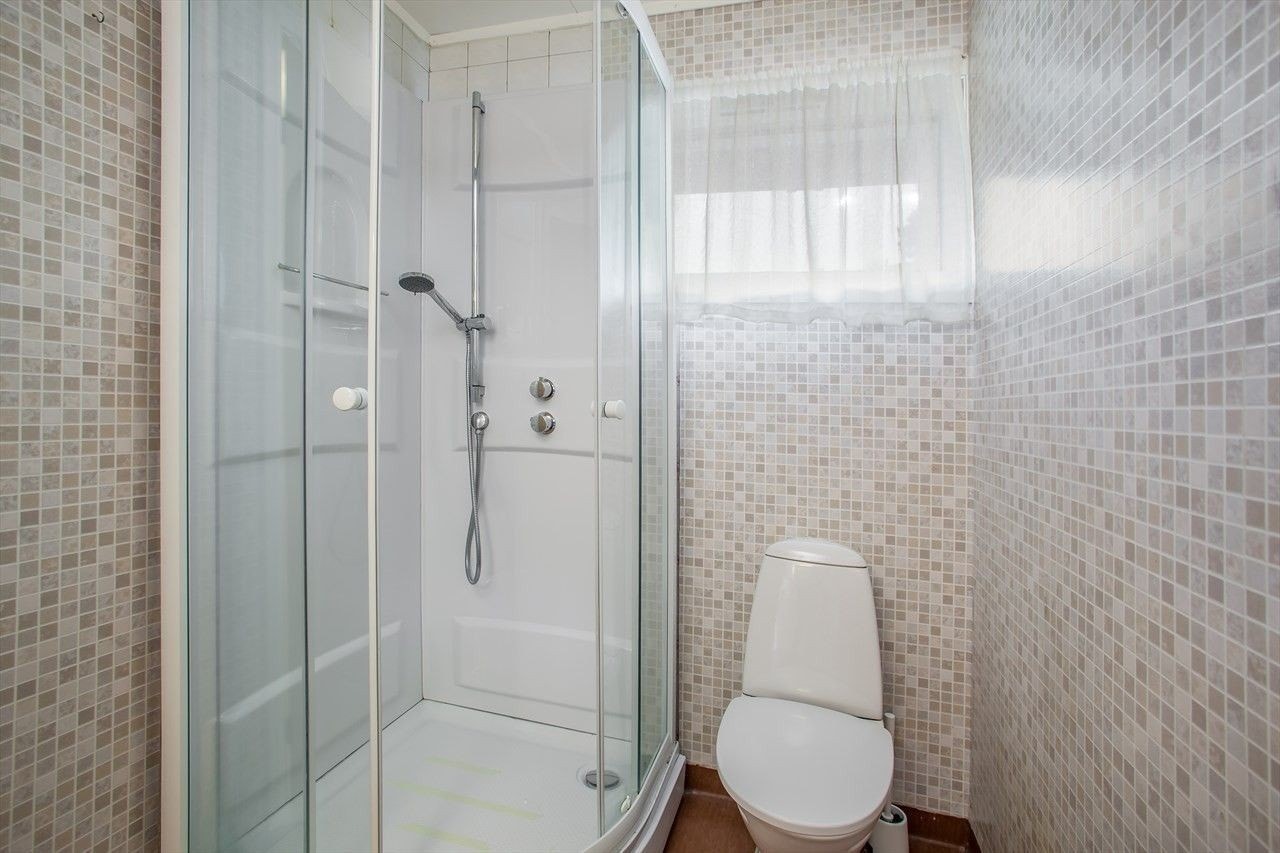 Bad oppe med dusj og toalett. Galleribilde