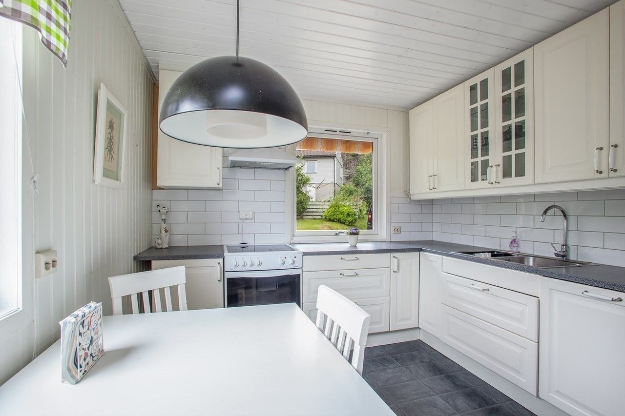 kjøkken med hvitevarer og spiseplass. Galleribilde