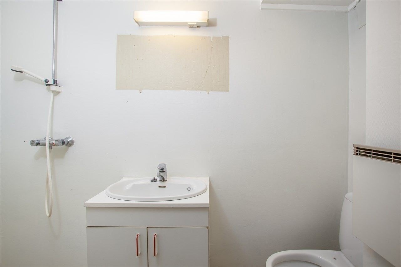 Bad nede med dusj og toalett. Galleribilde