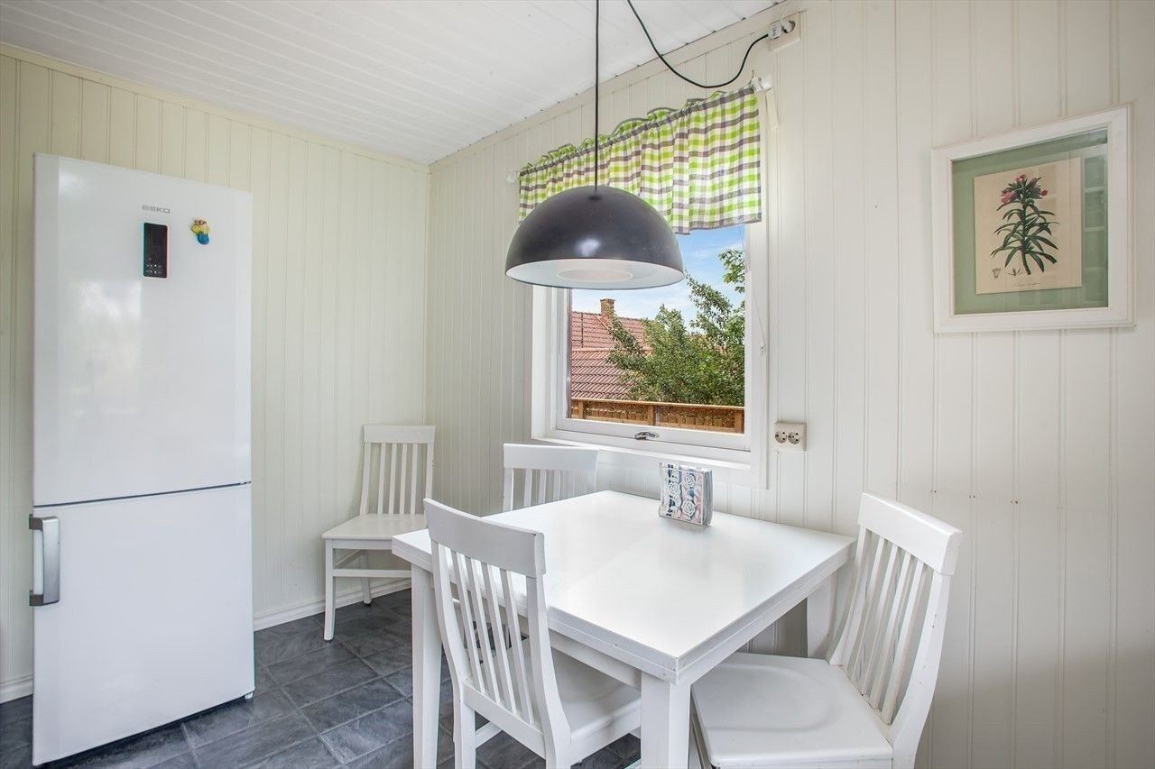 Kjøkken med spiseplass og hvitevarer. Galleribilde