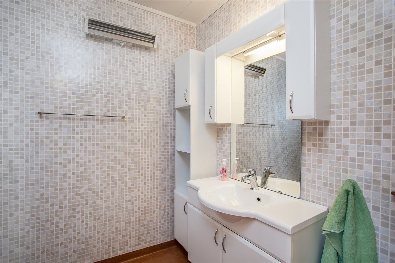 Bad oppe med dusj og toalett. Galleribilde