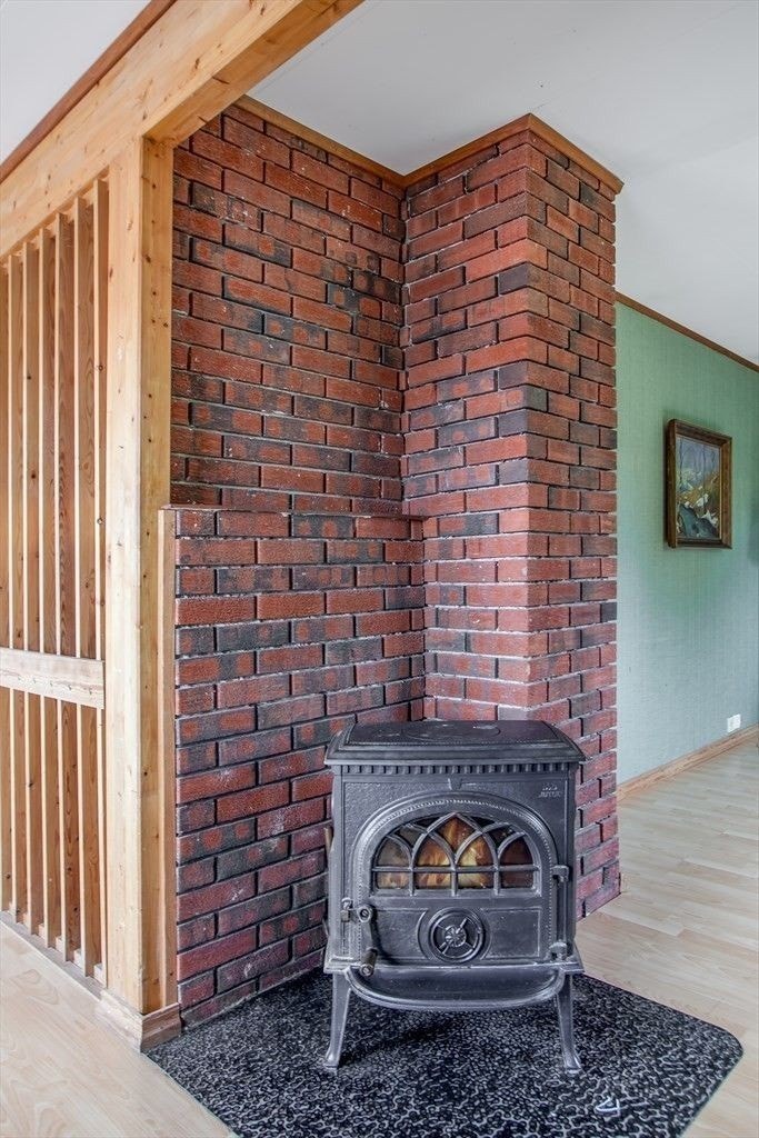 Peis i stuen. Galleribilde