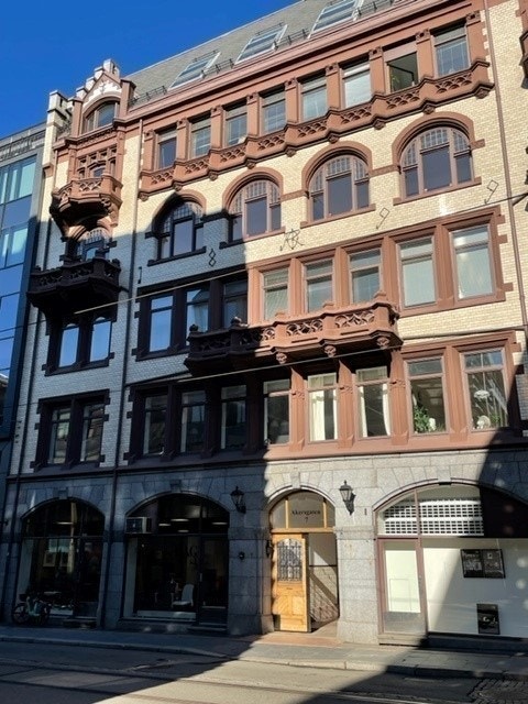 Fasade, hver etasje har sitt særpreg, vinduer, balkong Galleribilde