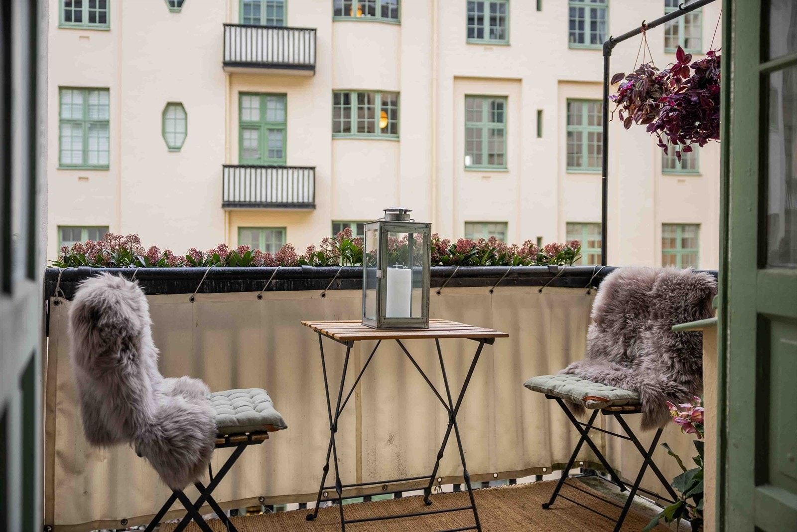 Hyggelig balkong hvor man kan nyte sol, og utsikt over det hyggelige nabolaget. Galleribilde