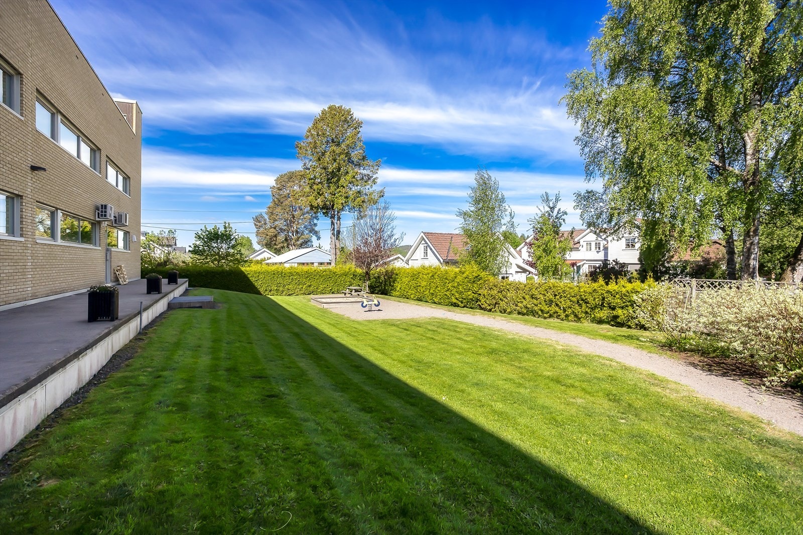 Pent fellesområde med benker og grøntareal. Galleribilde