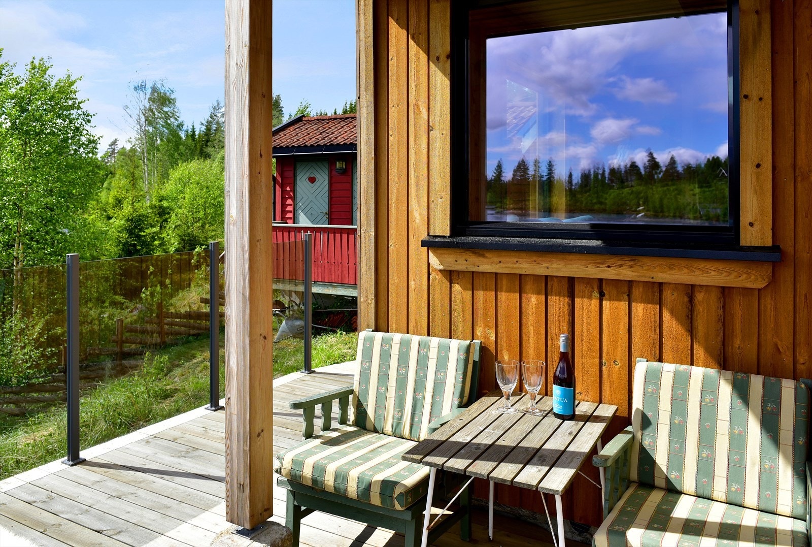 Uteplass på del av verandaen med et lite overbygg Galleribilde