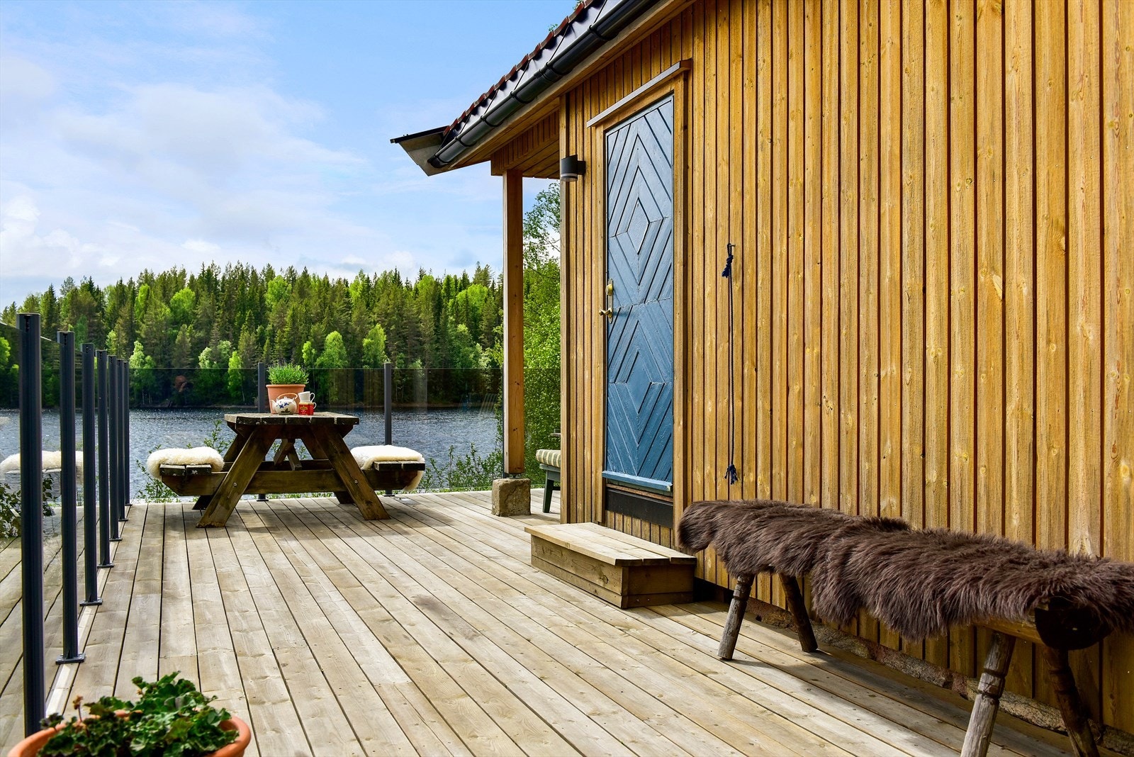 Verandaen er på ca. 25 kvm - en suveren oppgradering som gjør eiendommen mye mer brukervennlig - det er jo gjerne ute man vil være med denne beliggenheten! Galleribilde