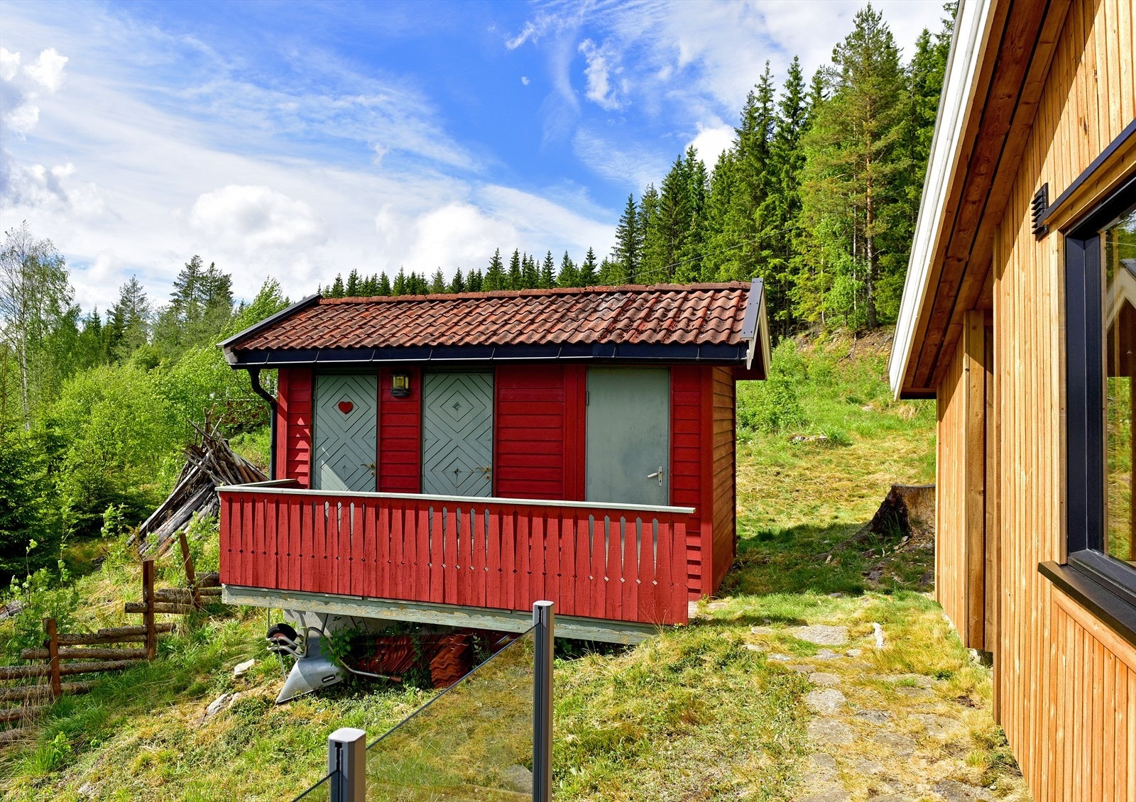 I det midterste rommet i boden var det tidligere et dusjkabinett og vask, koblet til rør i gulvet som går i grunn. Kabinett og vask er fjernet, men røret i gulvet er der fortsatt. Galleribilde