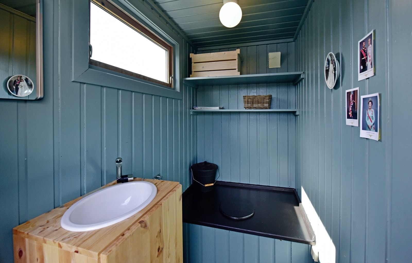 Utedo i uthuset Galleribilde