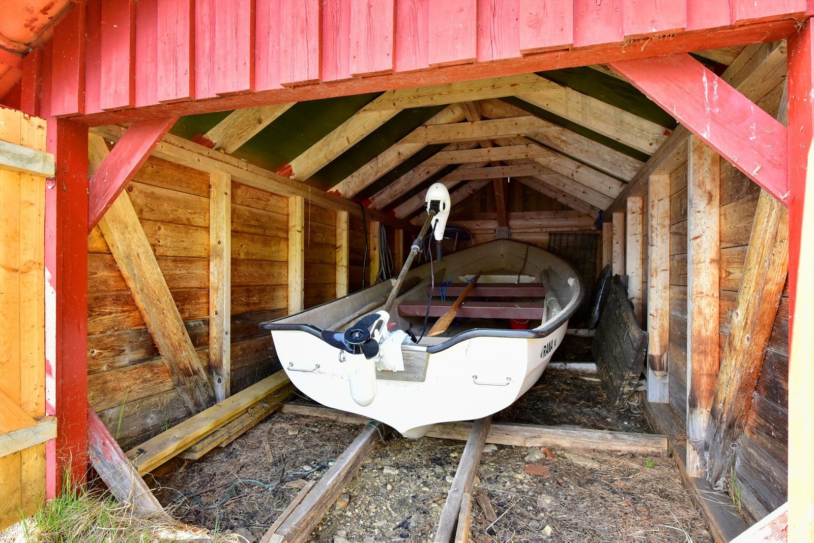 I båthuset står en båt som kan kjøpes med i tillegg til hytta. Galleribilde
