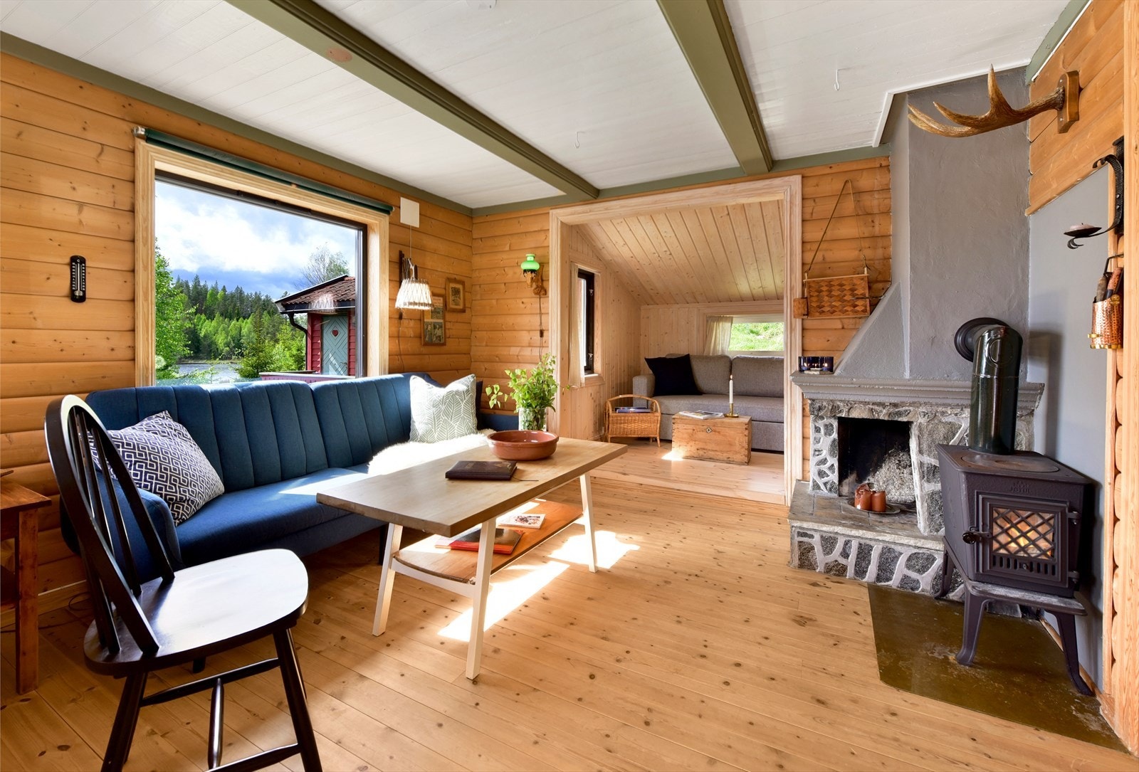 Det er innlagt strøm i hytta slik at det er mulig å fyre med elektrisitet, men hytta har også peis og vedovn Galleribilde