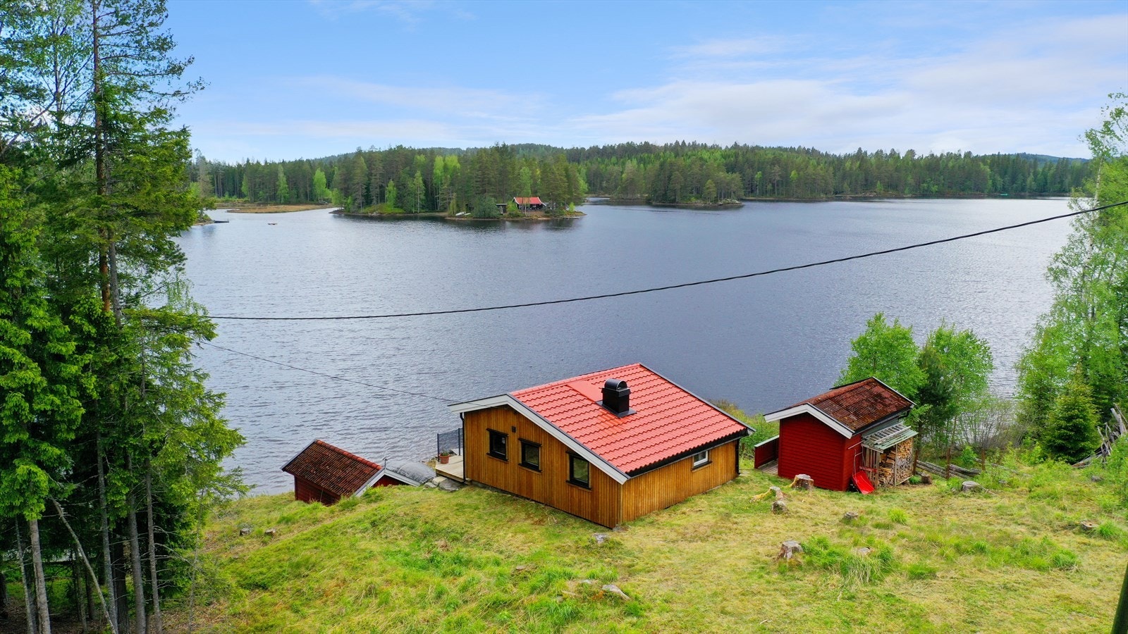 Beliggenheten taler for seg selv. Selveiertomt på drøyt 1000 kvm og helårs bilvei til tomtegrensen. Fra parkeringen er det ca. 25 meter å gå. Galleribilde