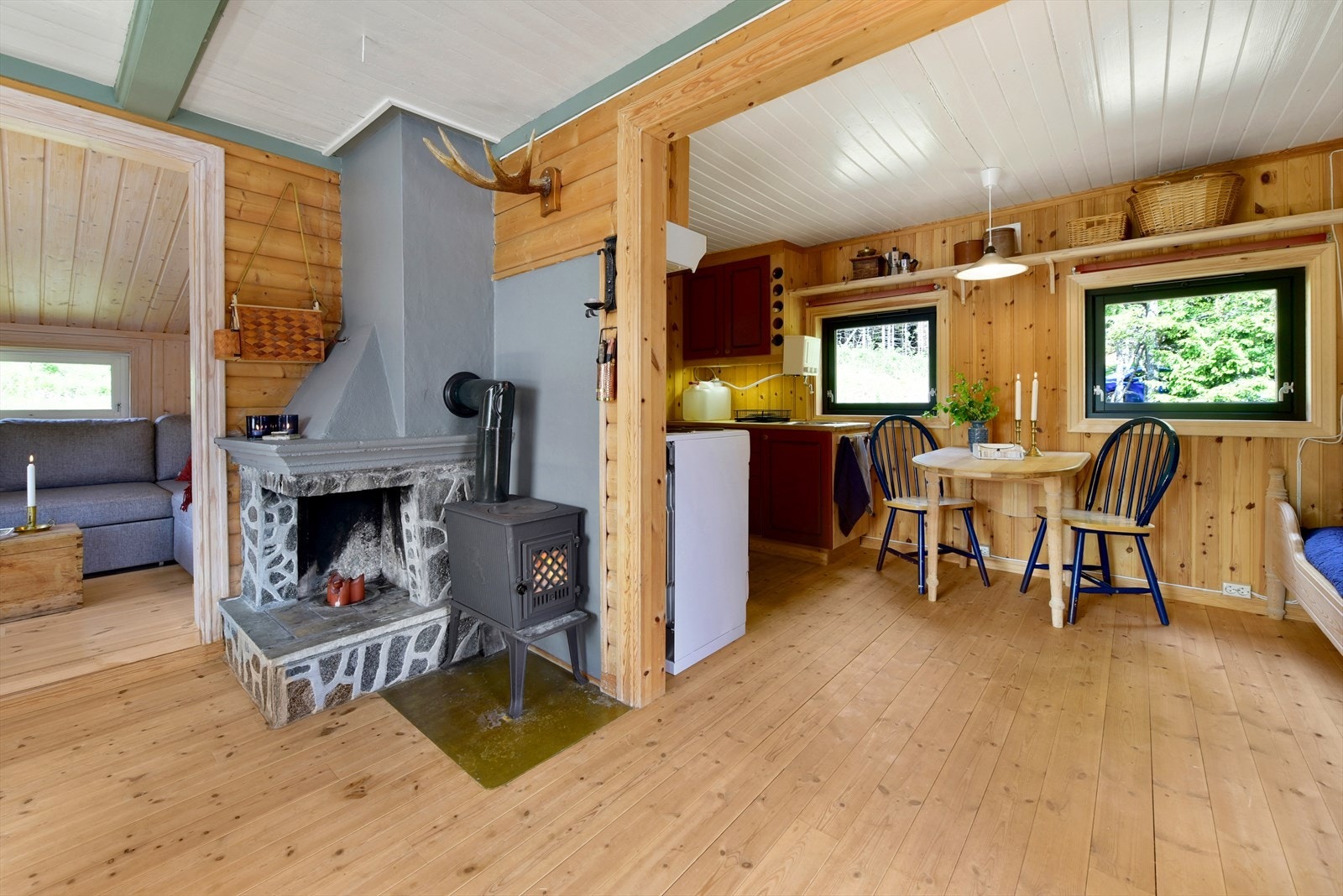 Kjøkkenet er i en dels åpen løsning - åpne rom gjør at hytta kan utnyttes maks! Galleribilde