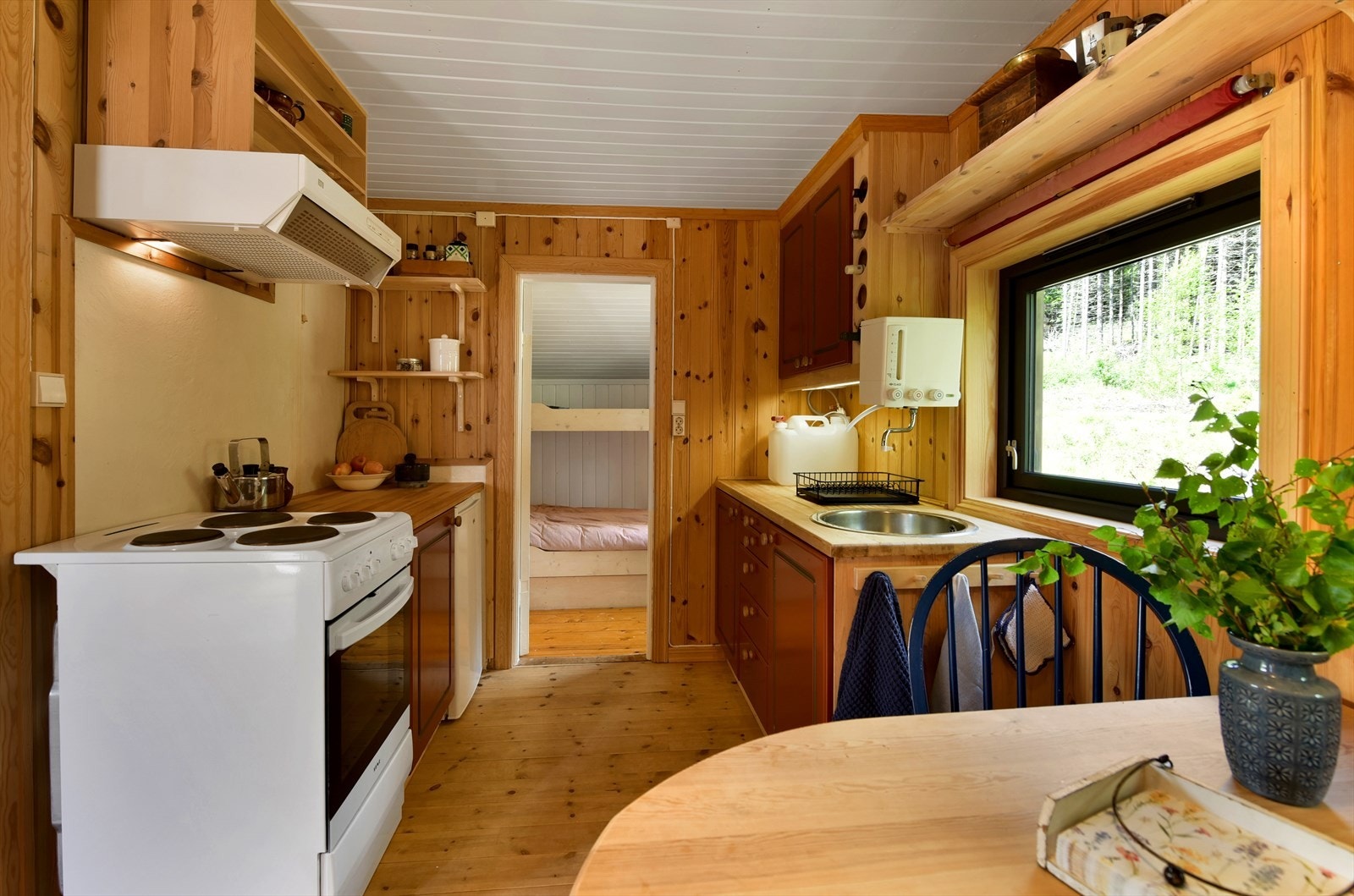 Frittstående hvitevarer som medfølger i salget. Mini varmtvannsbereder over kummen for koking av oppvaskvann. Galleribilde