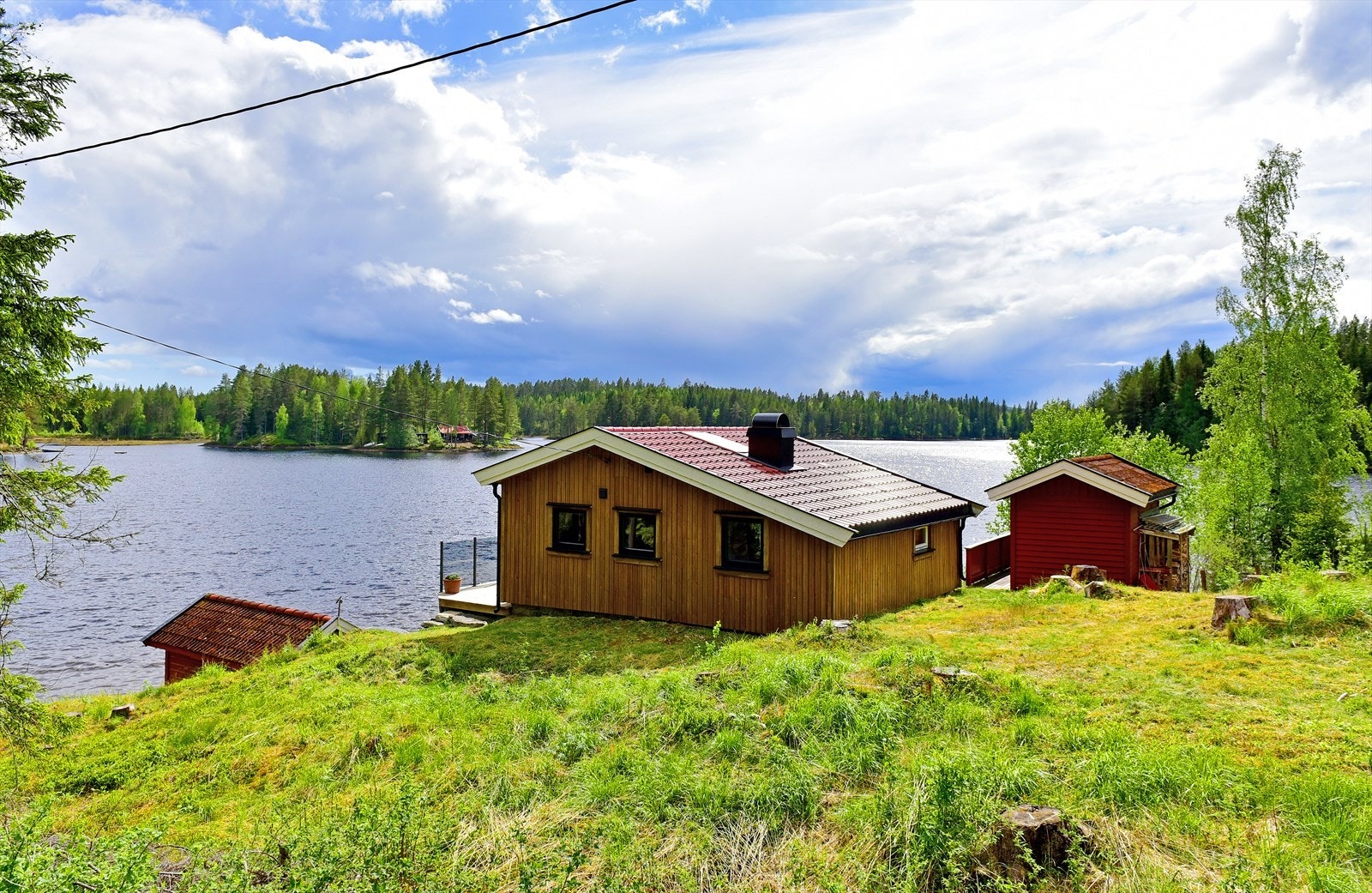 Hytta ligger ca. 10 meter fra vannkanten med en unik og sjelden beliggenhet. Eiendommen består av hytte på ca. 27 kvm BRA-i, uthus og båthus. Galleribilde