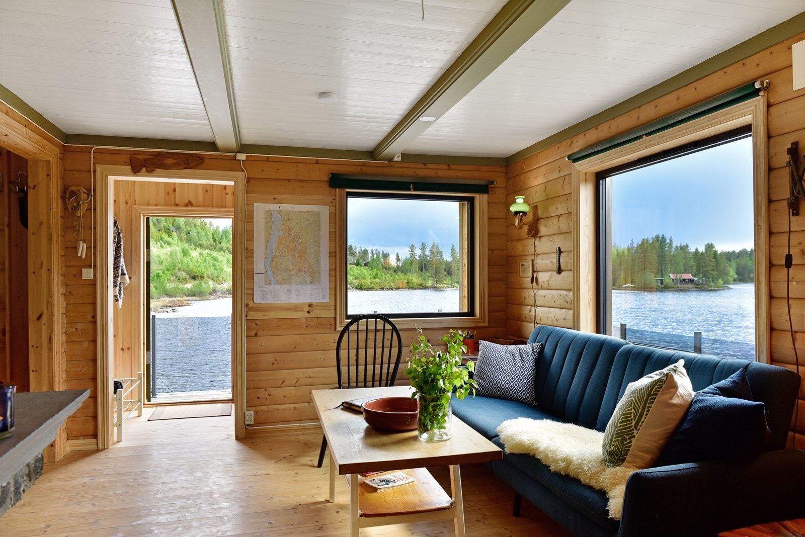 Åpent og lyst rom med plass til møblement Galleribilde