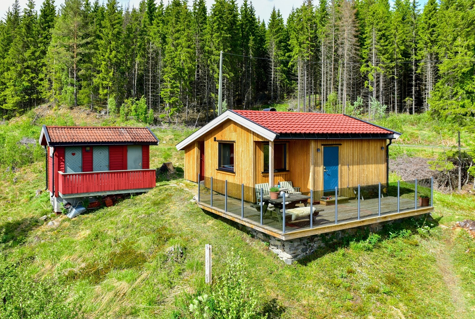 Uthuset er ca. 8 kvm BRA-i og består av utedo, "stellerom" og bod Galleribilde