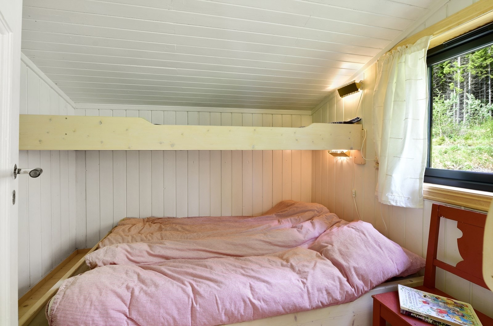 Det er et eget soverom i hytta. Utnyttes alle muligheter har hytta 6-8 sengeplasser Galleribilde