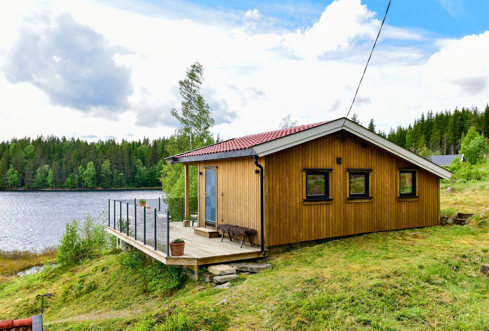 Utvendig ble hytta vesentlig oppgradert i 2023. Det ble skiftet isolasjon, lagt på ny royalimpregnert kledning, skiftet vinduer og satt opp ny veranda. Takplatene ble lagt i 2015. Galleribilde