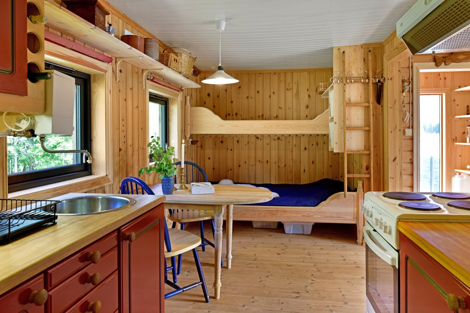 Kjøkkenet har innredning på to vegger. Også i enden av dette rommet er det overnattingsmuligheter Galleribilde