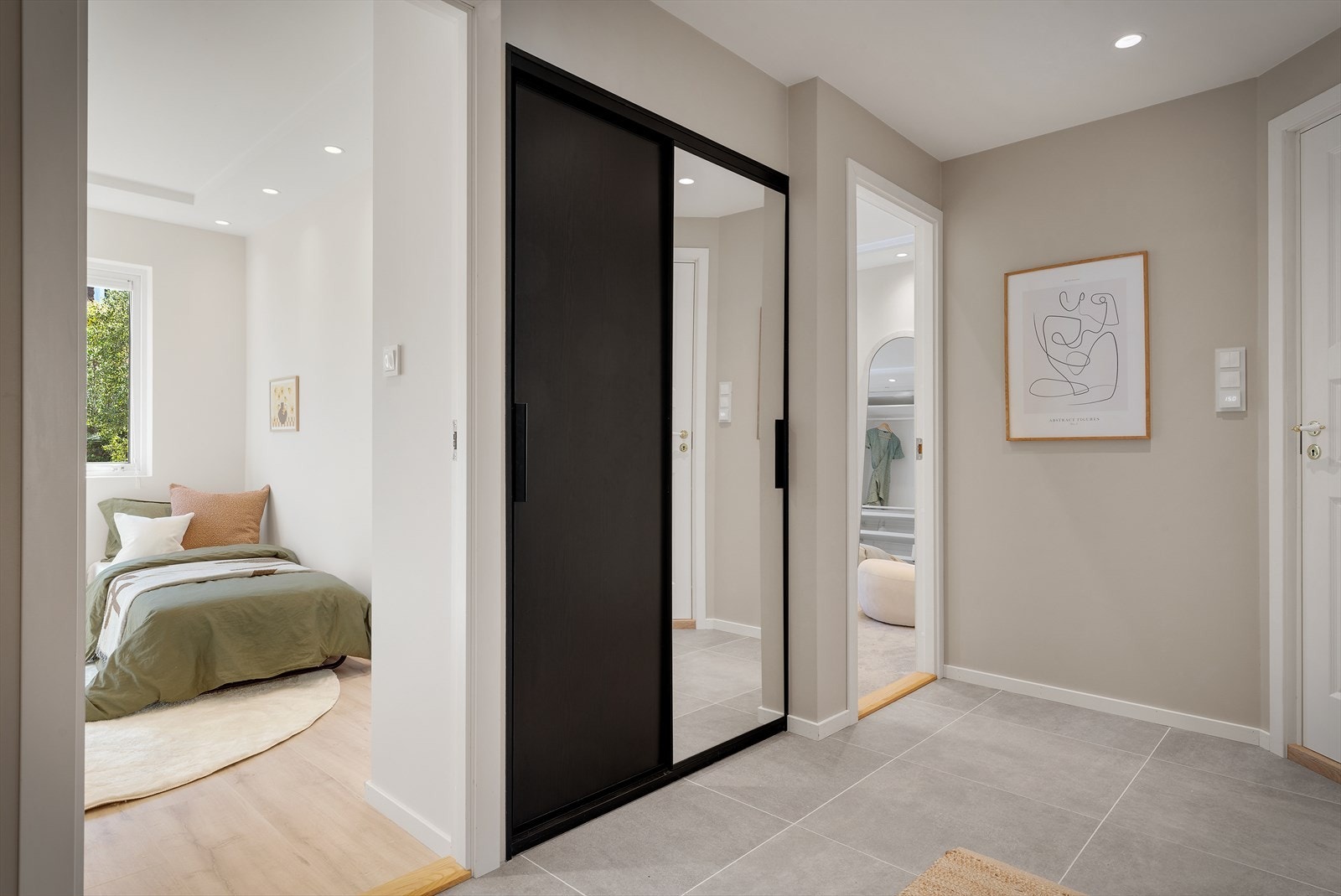 Meget romslig entrè med stor skyvedørsgarderobe. Lekre 60x60 flis med varmekabler. God belysning med downlights i himling. Galleribilde