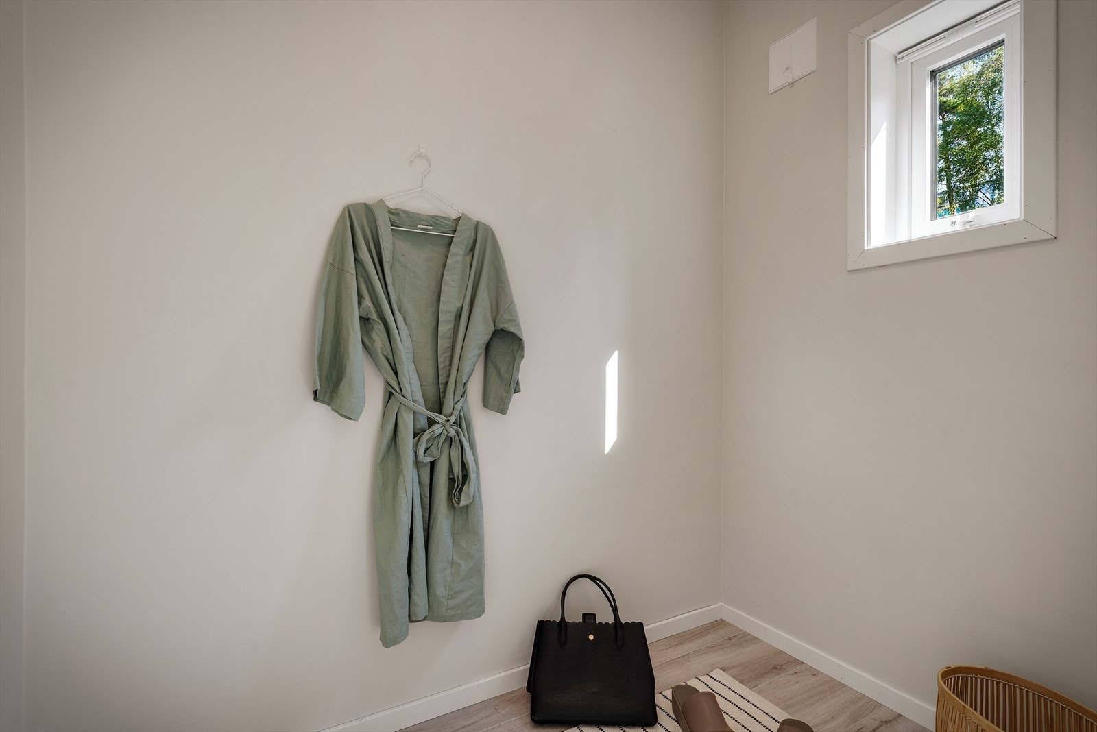 I tillegg til at man har et garderobeskap så har man også et ekstra rom som er perfekt som en bod eller walk-in-closet. Galleribilde