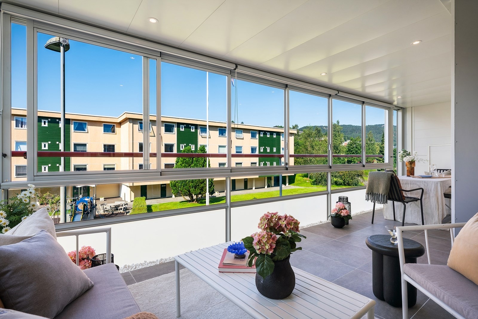 Fra stuen har man adkomst til en innglasset balkong som blir som en forlengelse av stuen. Galleribilde