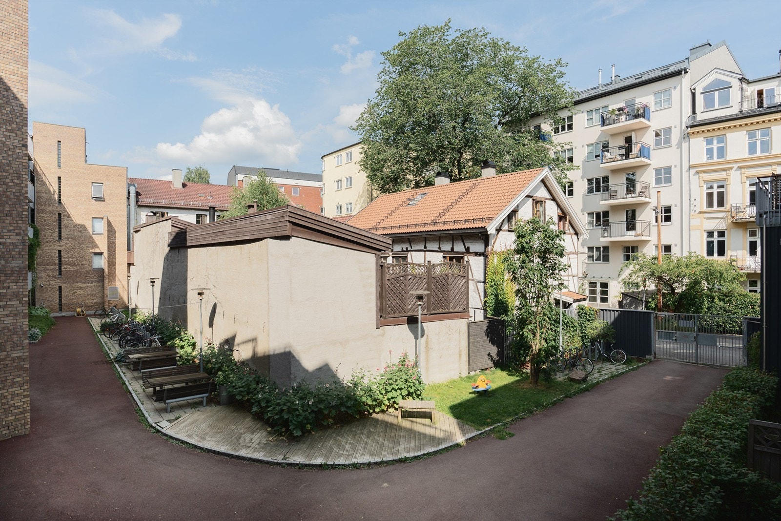 Hyggelig felles bakgård med sittegrupper og beplantning. Galleribilde