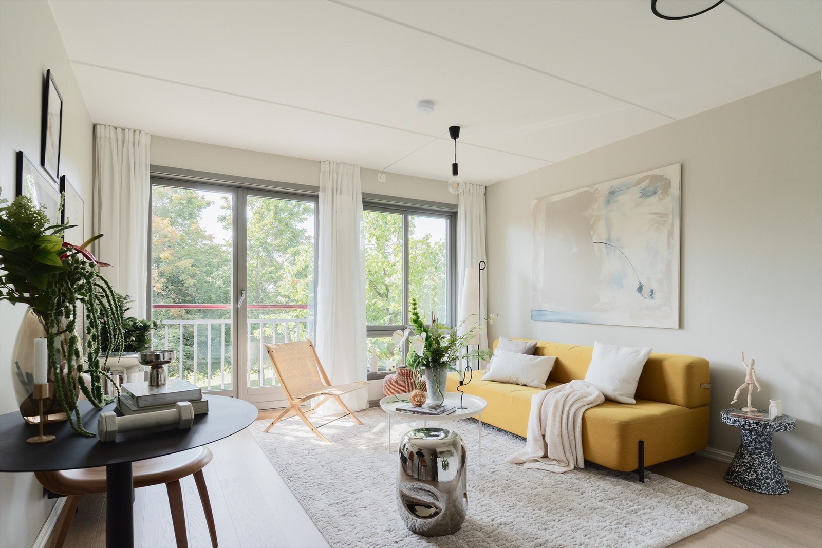 Boligen har store vindusflater som slipper inn rikelig med lys og skaper en lys og luftig atmosfære. Galleribilde