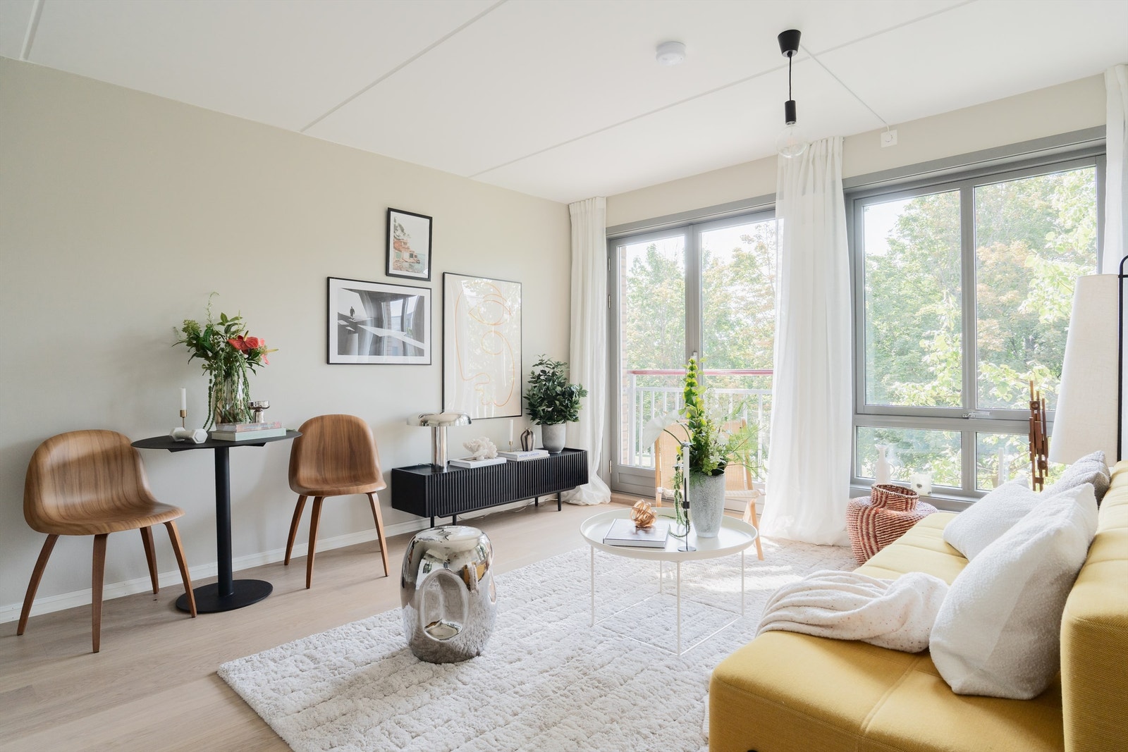 Stuen er romslig med god planløsning og kan enkelt innredes med en hyggelig sofagruppe med tilhørende sofabord og annet ønskelig stuemøblement. Galleribilde