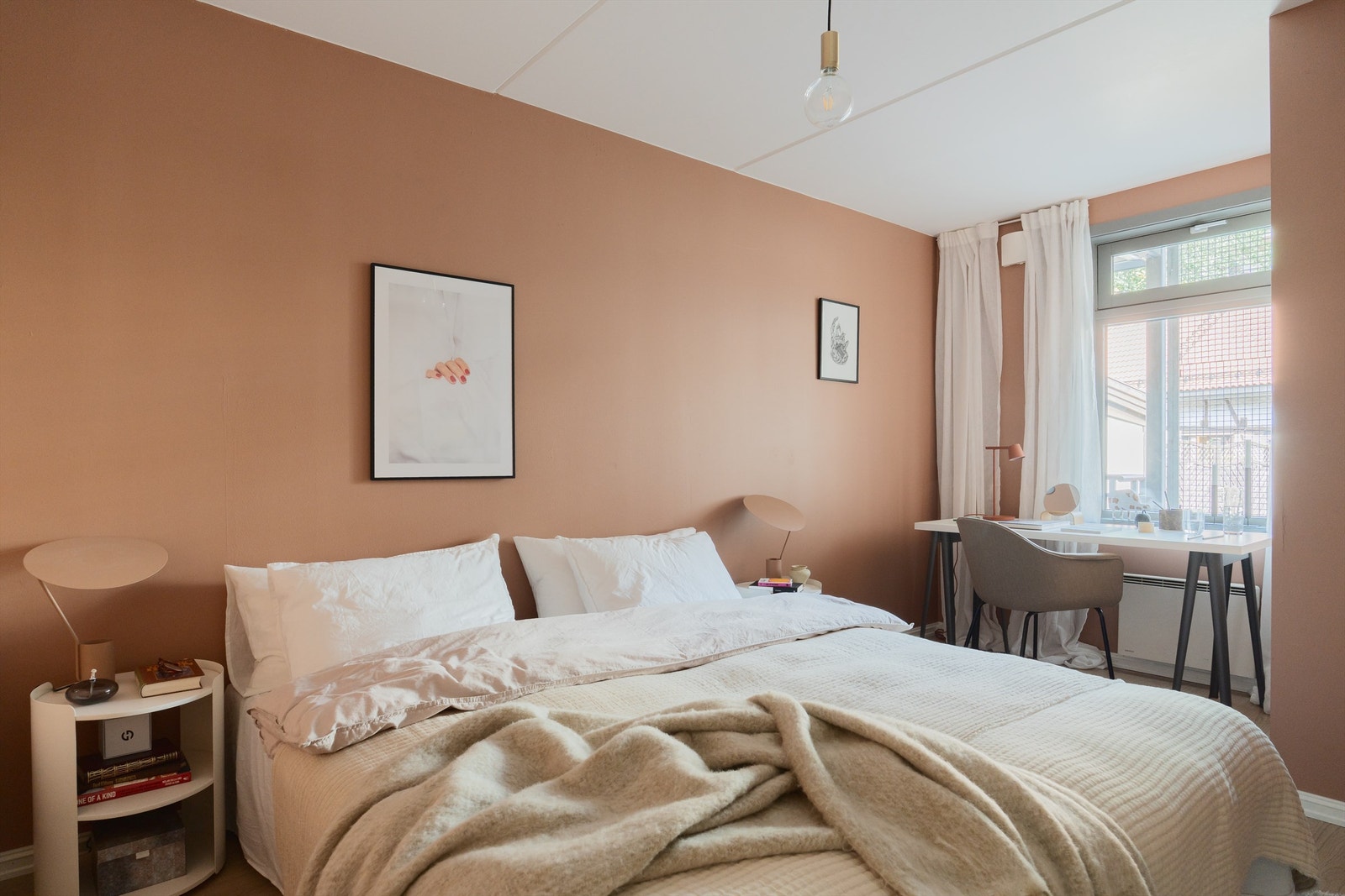 Boligen har et praktisk soverom som er malt i delikate farger. Galleribilde