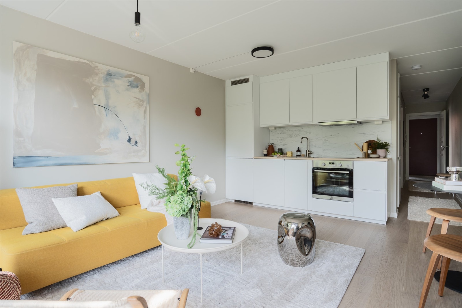 Kjøkkenet fra Ikea er nytt fra 2024 og har glatte fronter, laminat benkeplate og integrerte hvitevarer. Galleribilde