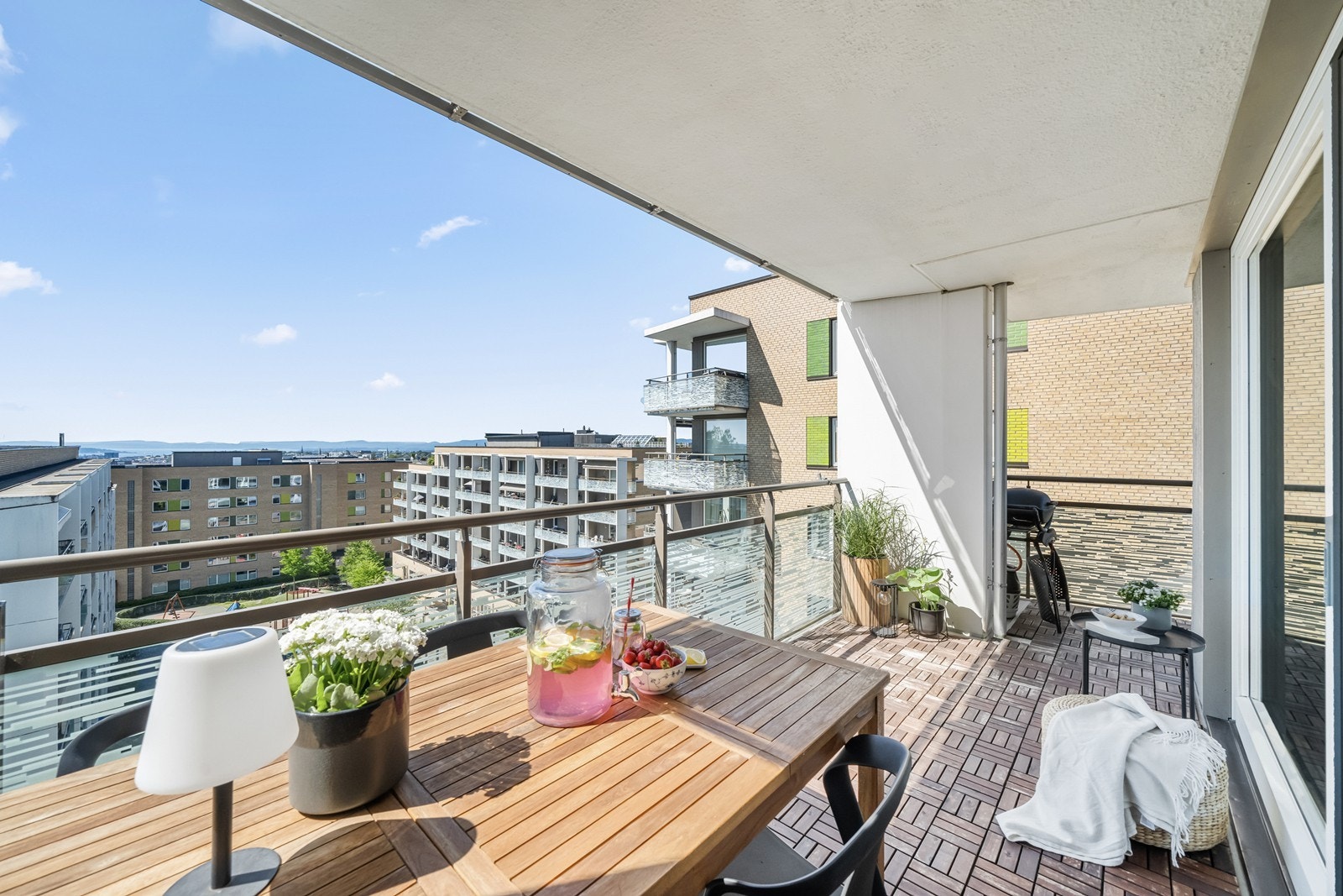 Balkongen innbyr til hyggelige måltider ute og har belysning for lange sommerkvelder. Galleribilde